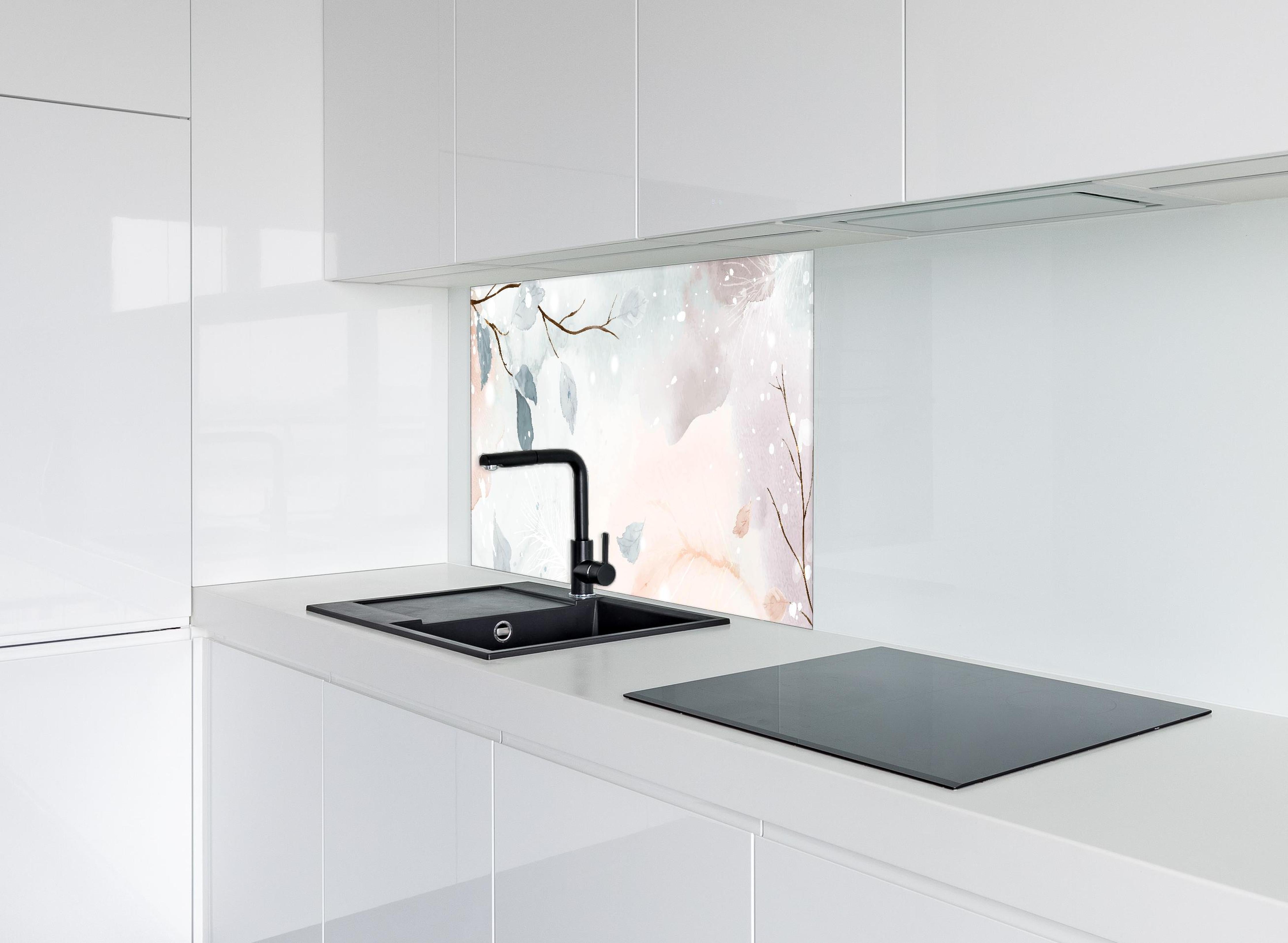 Spritzschutz - Winter Zweige in sanften Pastellfarben hinter einem Cerankochfeld zwischen Holz-Kochutensilien