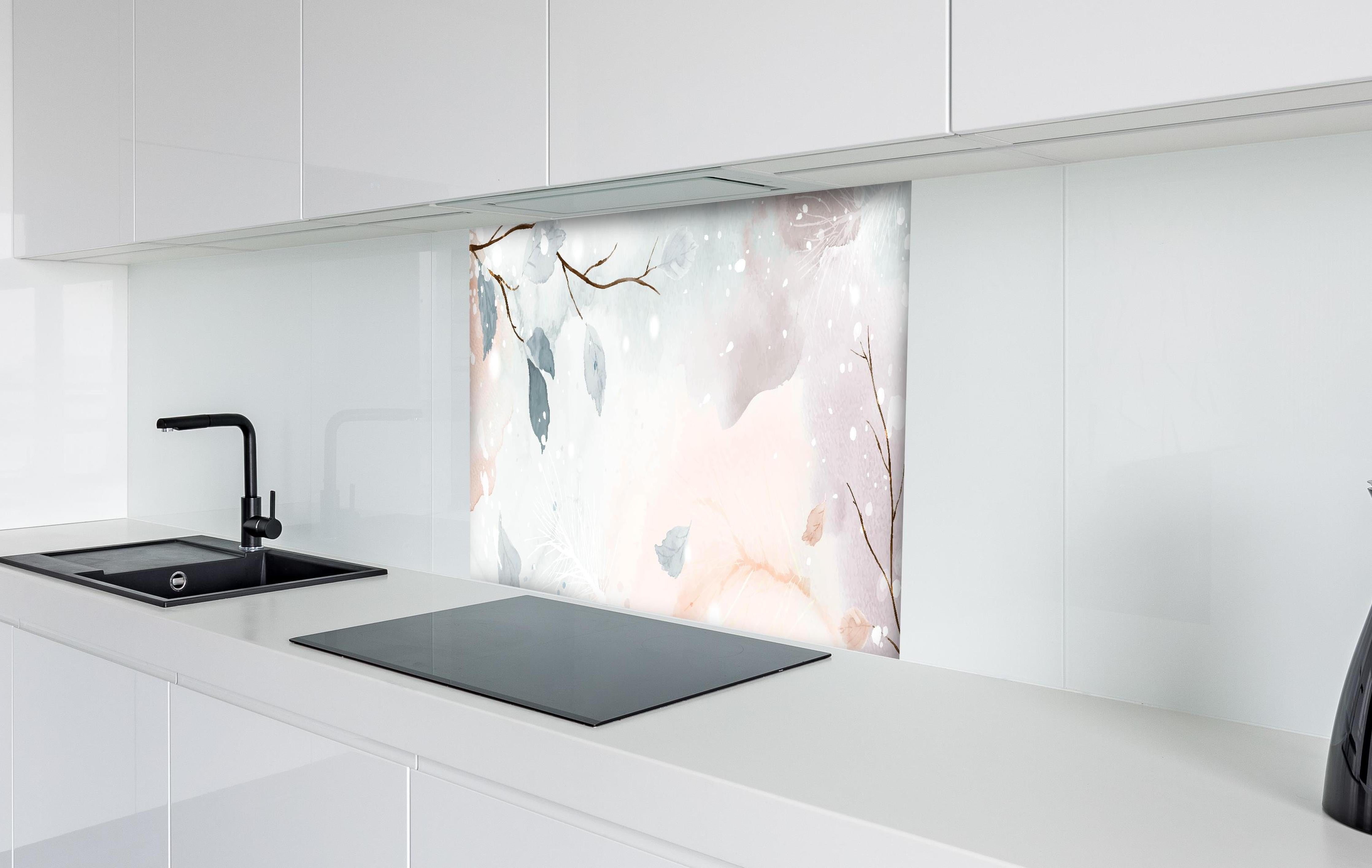 Spritzschutz - Winter Zweige in sanften Pastellfarben hinter einem Cerankochfeld zwischen Holz-Kochutensilien