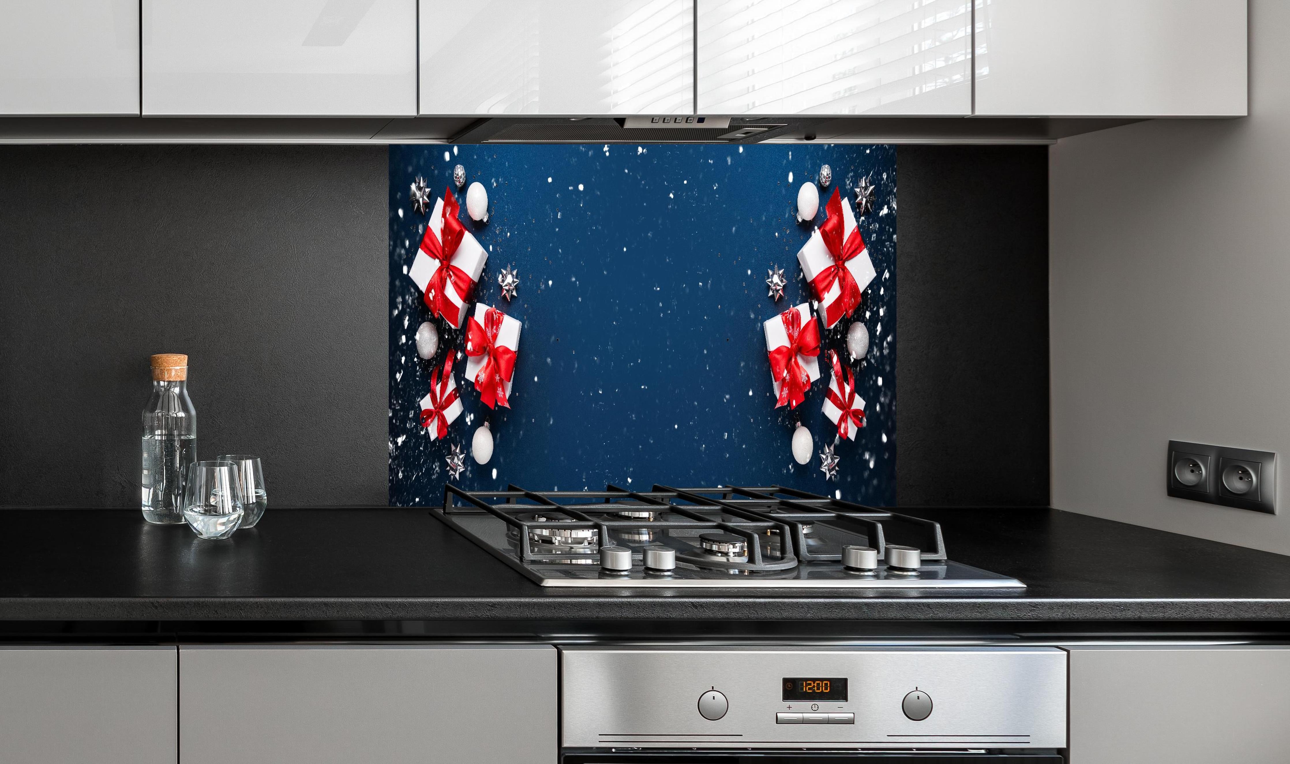 Spritzschutz - Winterdekoration als Banner hinter einem Cerankochfeld zwischen Holz-Kochutensilien