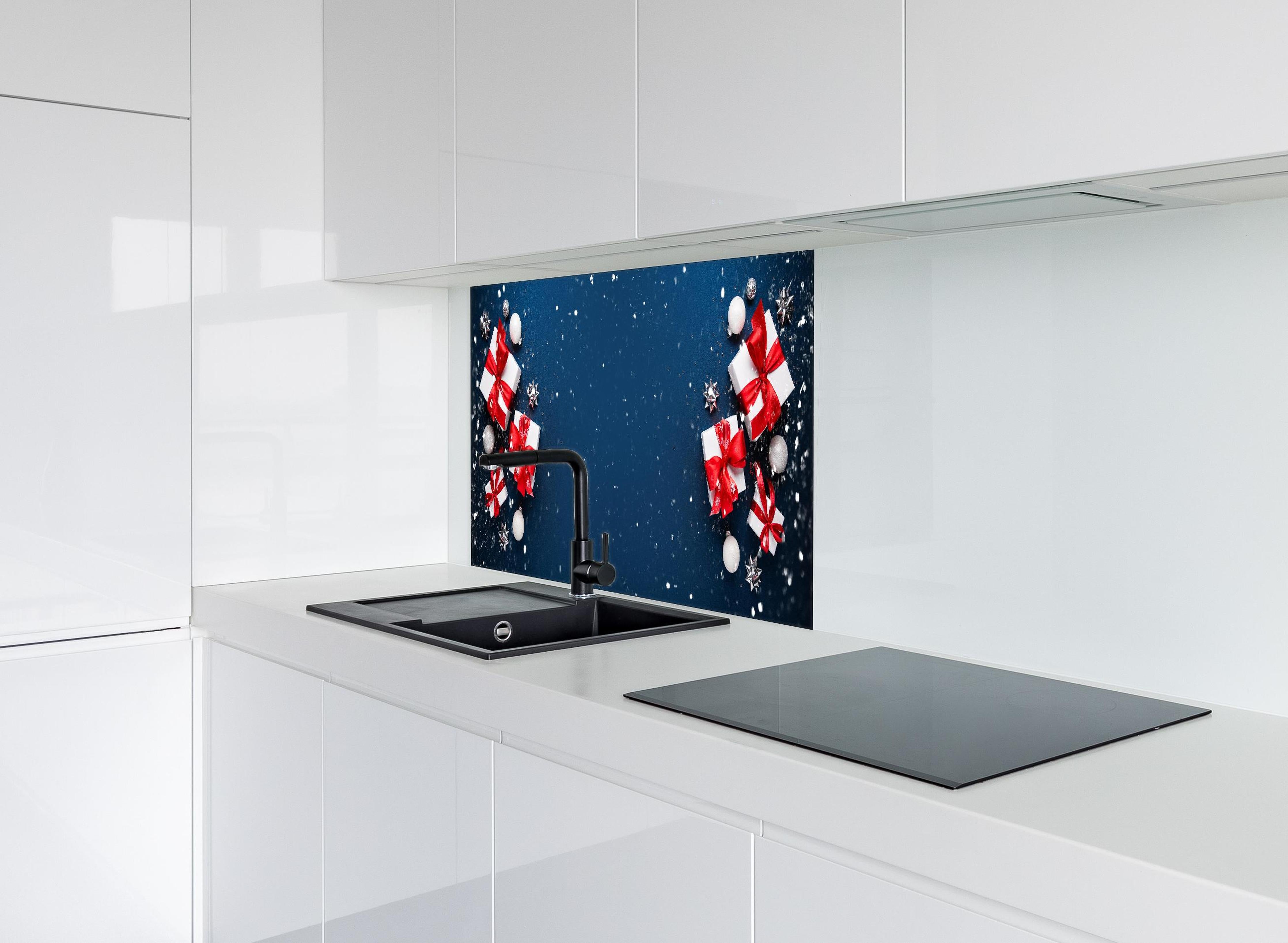 Spritzschutz - Winterdekoration als Banner hinter einem Cerankochfeld zwischen Holz-Kochutensilien