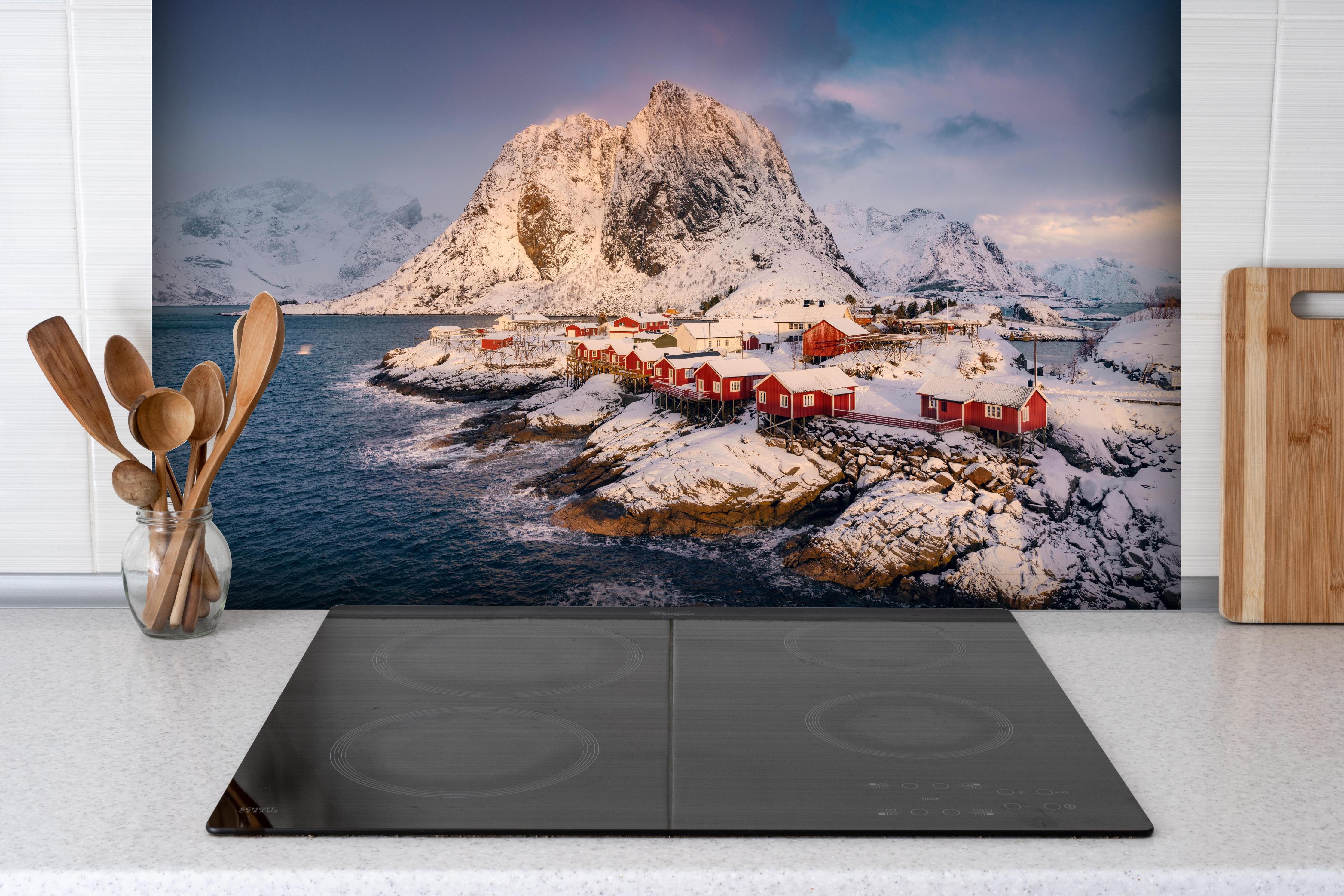 Spritzschutz - Winterlandschaft Lofoten, Schneebedeckte Fjorde hinter einem Cerankochfeld zwischen Holz-Kochutensilien