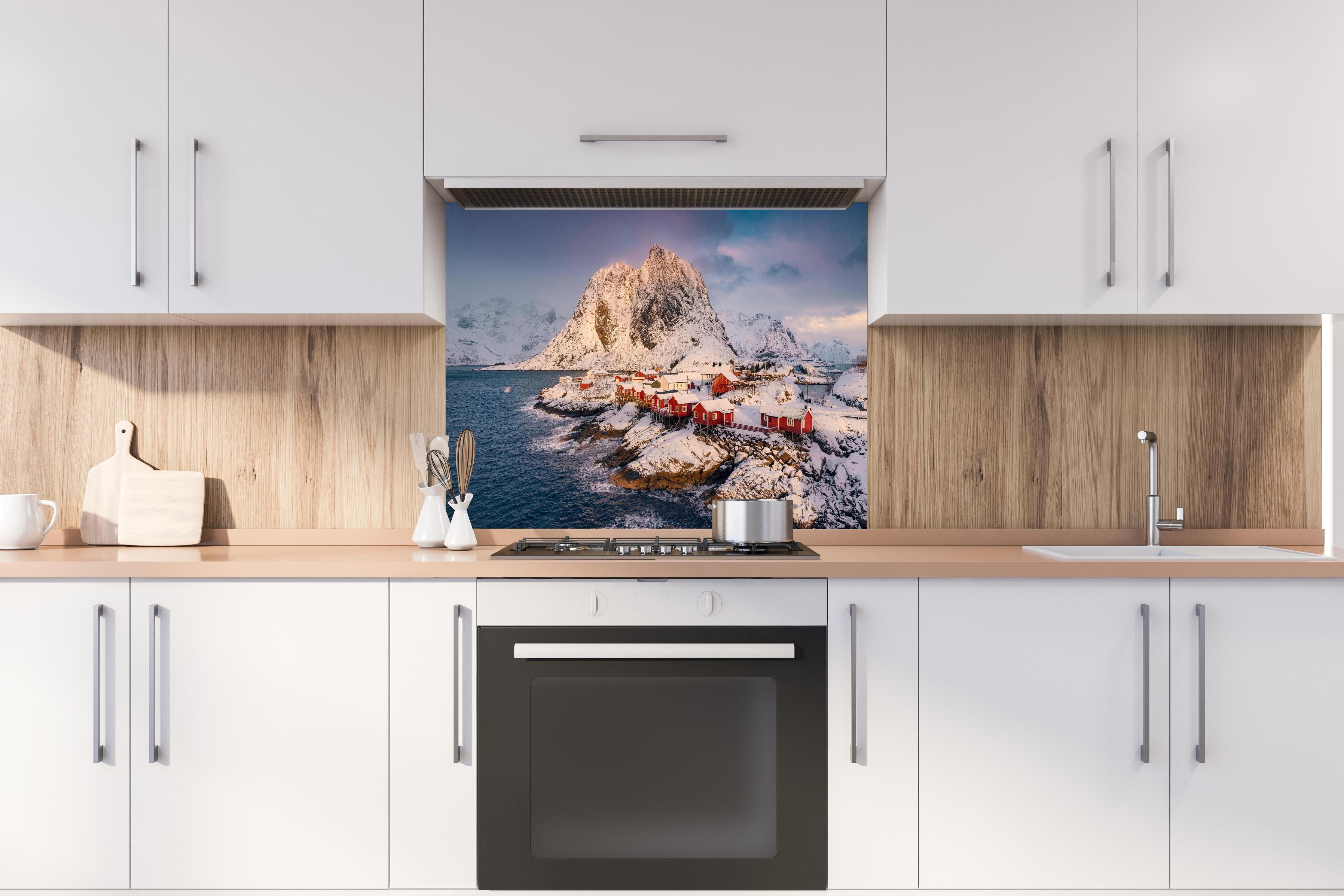 Spritzschutz - Winterlandschaft Lofoten, Schneebedeckte Fjorde hinter einem Cerankochfeld zwischen Holz-Kochutensilien