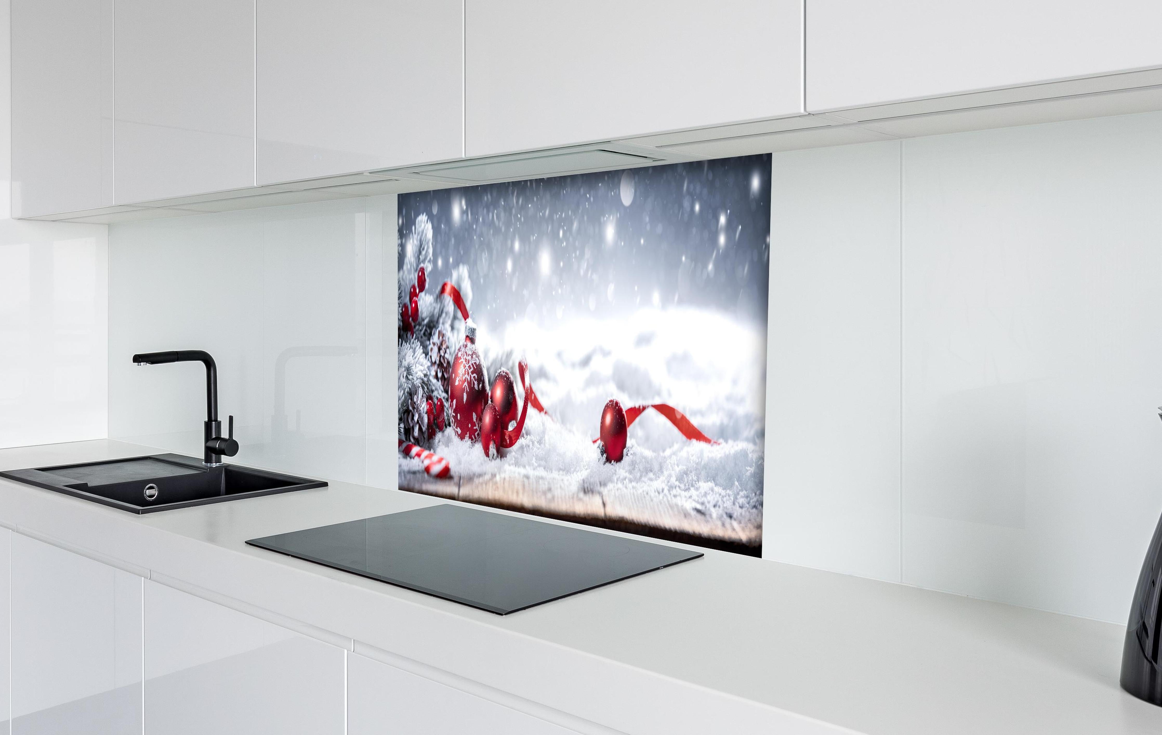 Spritzschutz - Winterliche Weihnachtsdekoration hinter einem Cerankochfeld zwischen Holz-Kochutensilien