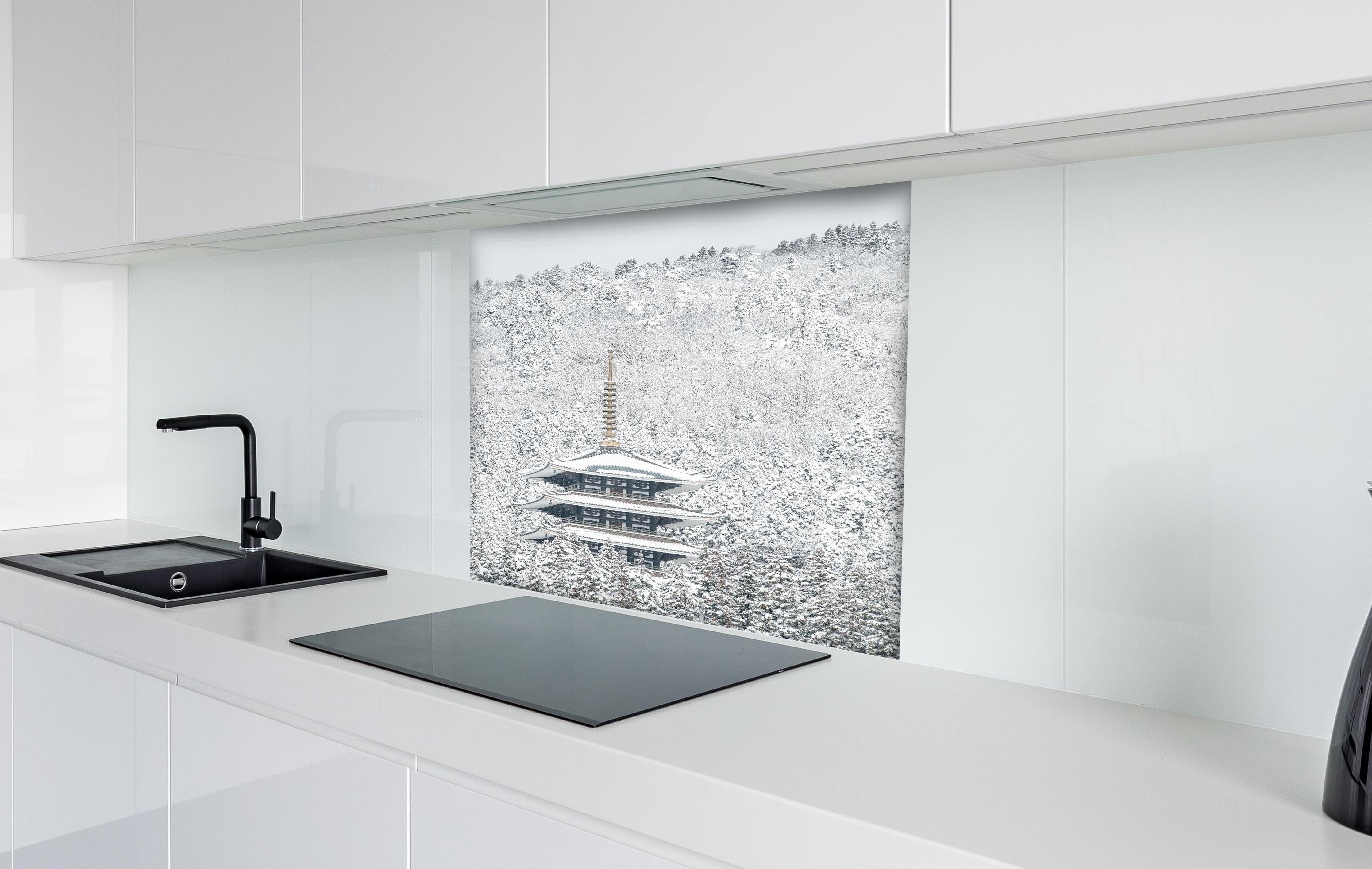 Spritzschutz - Winterlicher Turm - Buddismus hinter einem Cerankochfeld zwischen Holz-Kochutensilien