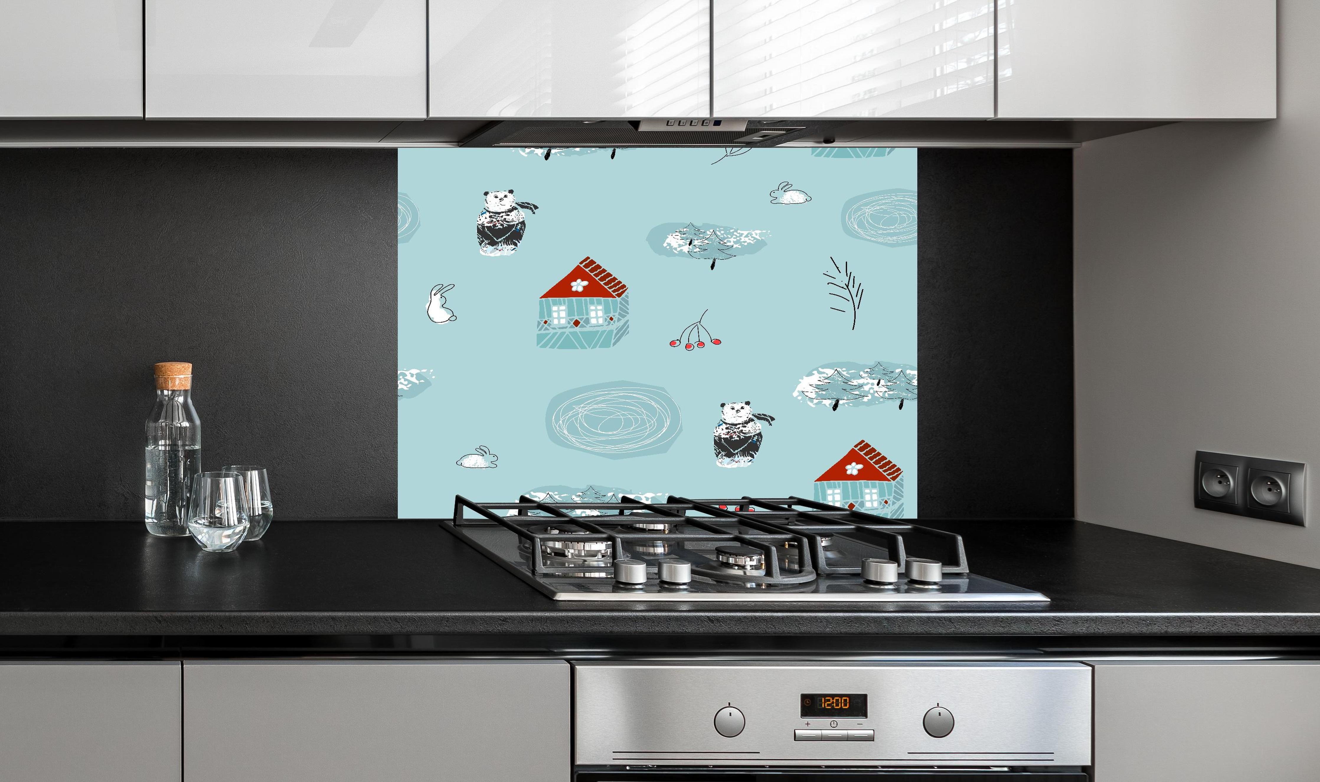 Spritzschutz - Winterliches Kinderzimmer Muster mit Tieren hinter einem Cerankochfeld zwischen Holz-Kochutensilien