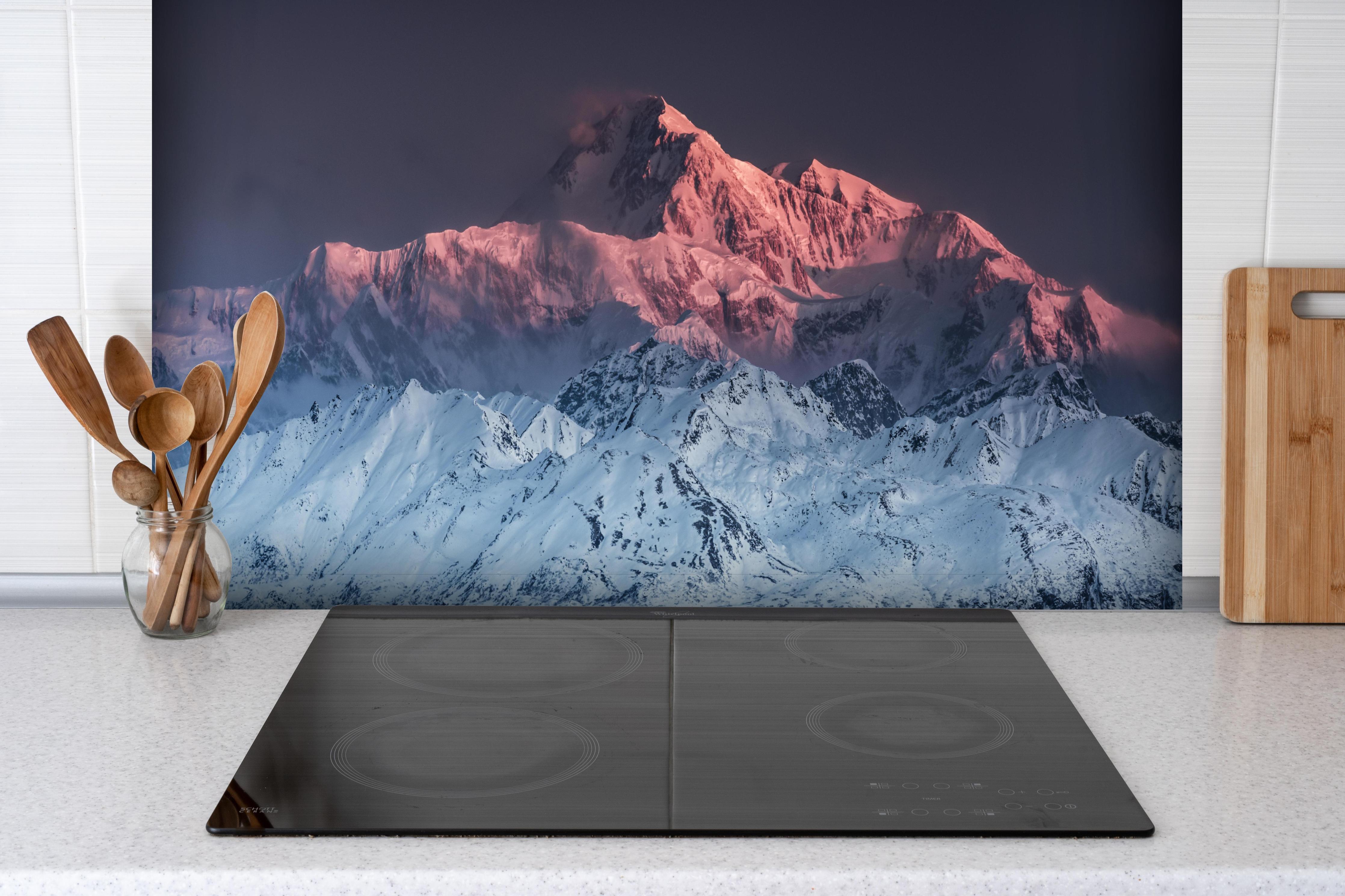 Spritzschutz - Winterliches Panorama des Mount Denali hinter einem Cerankochfeld zwischen Holz-Kochutensilien