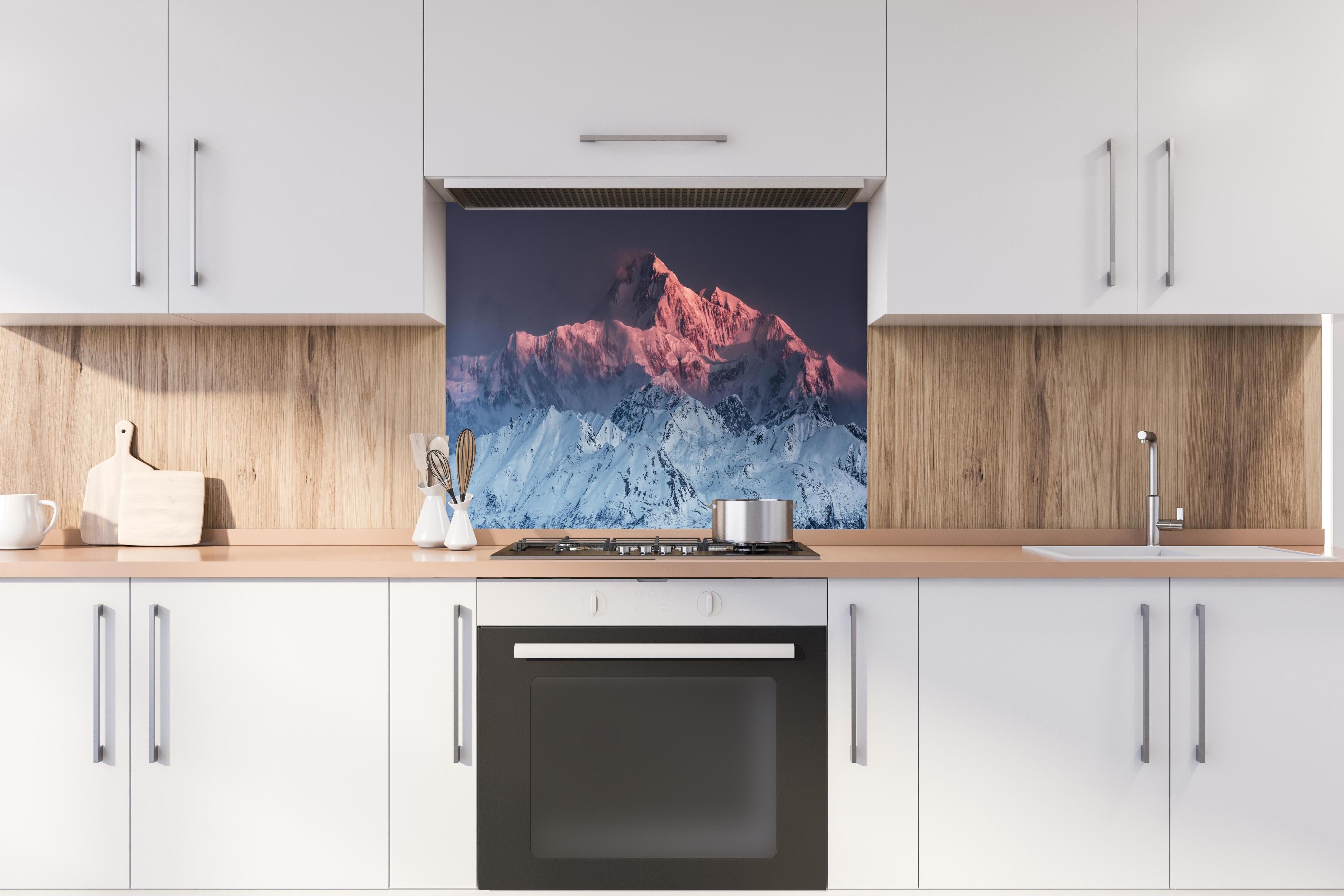 Spritzschutz - Winterliches Panorama des Mount Denali hinter einem Cerankochfeld zwischen Holz-Kochutensilien