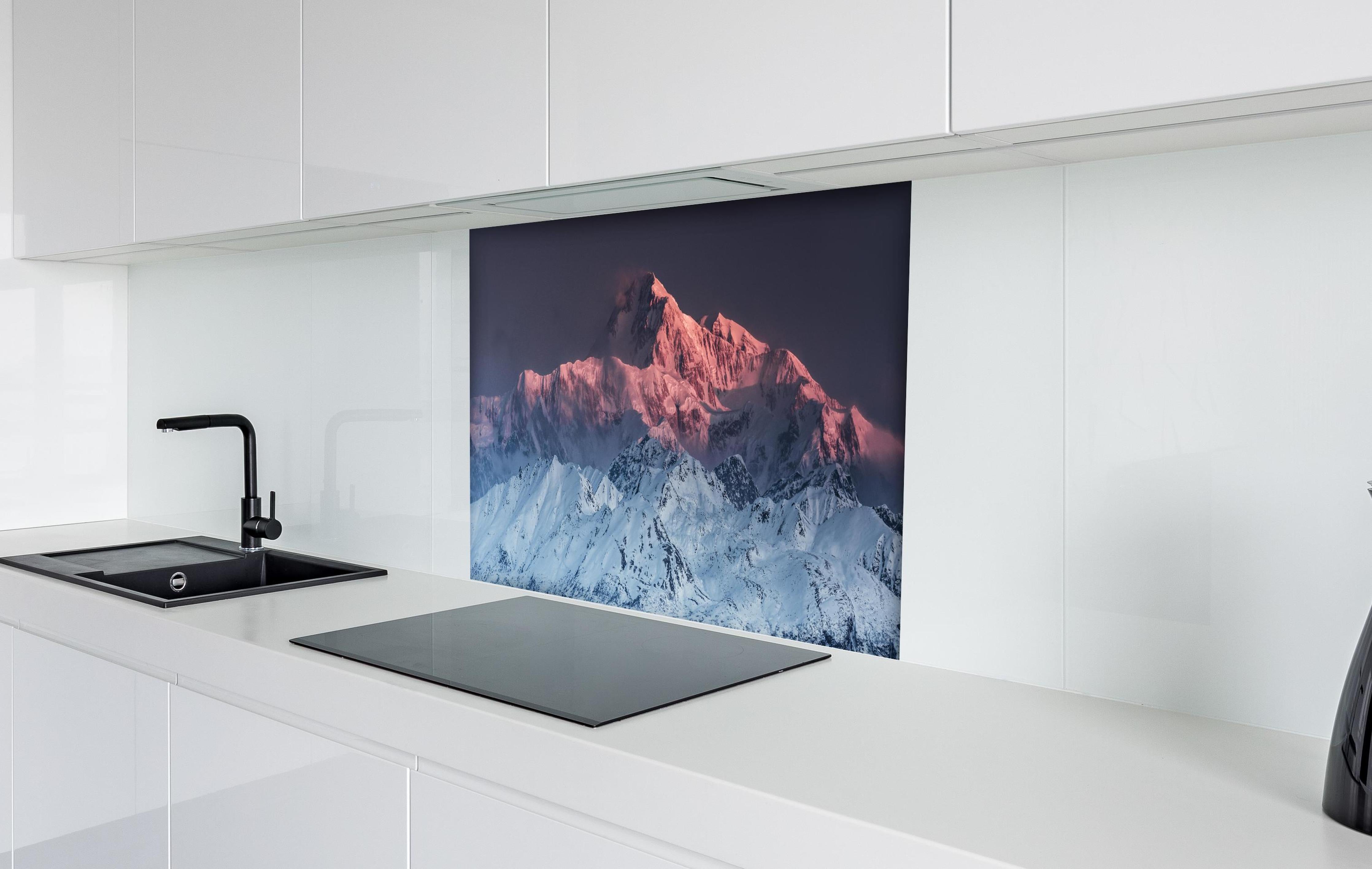 Spritzschutz - Winterliches Panorama des Mount Denali hinter einem Cerankochfeld zwischen Holz-Kochutensilien