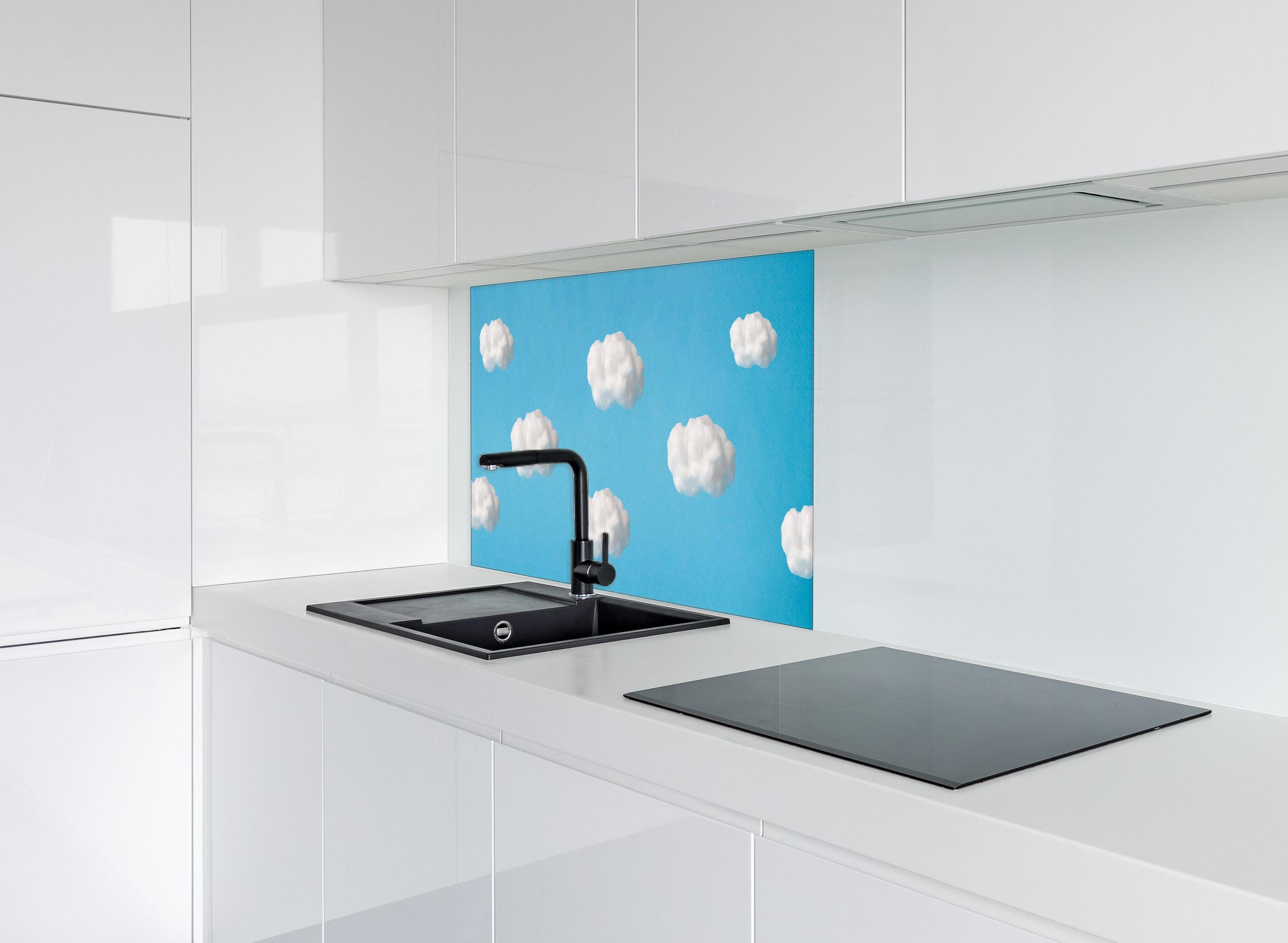 Spritzschutz - Wolke aus Watte auf himmelblauem Hintergrund hinter einem Cerankochfeld zwischen Holz-Kochutensilien