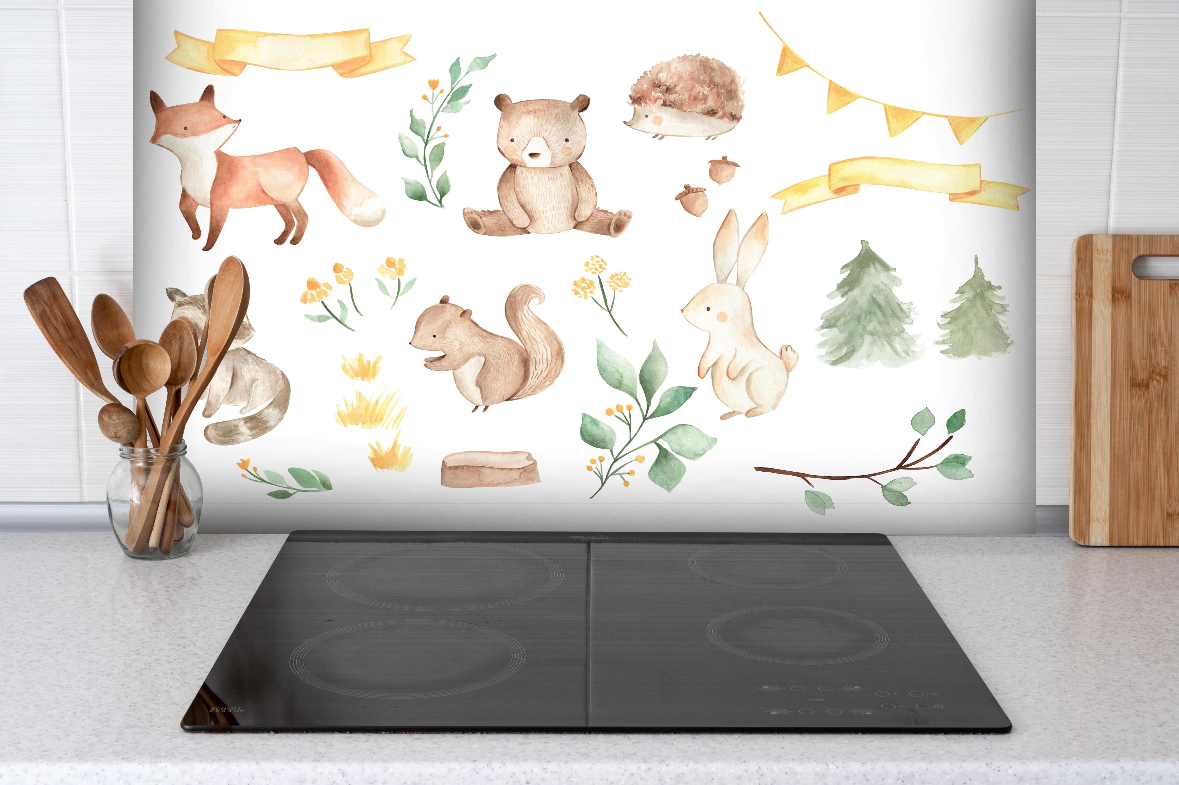 Spritzschutz - Woodland Tiere - Aquarell hinter einem Cerankochfeld zwischen Holz-Kochutensilien