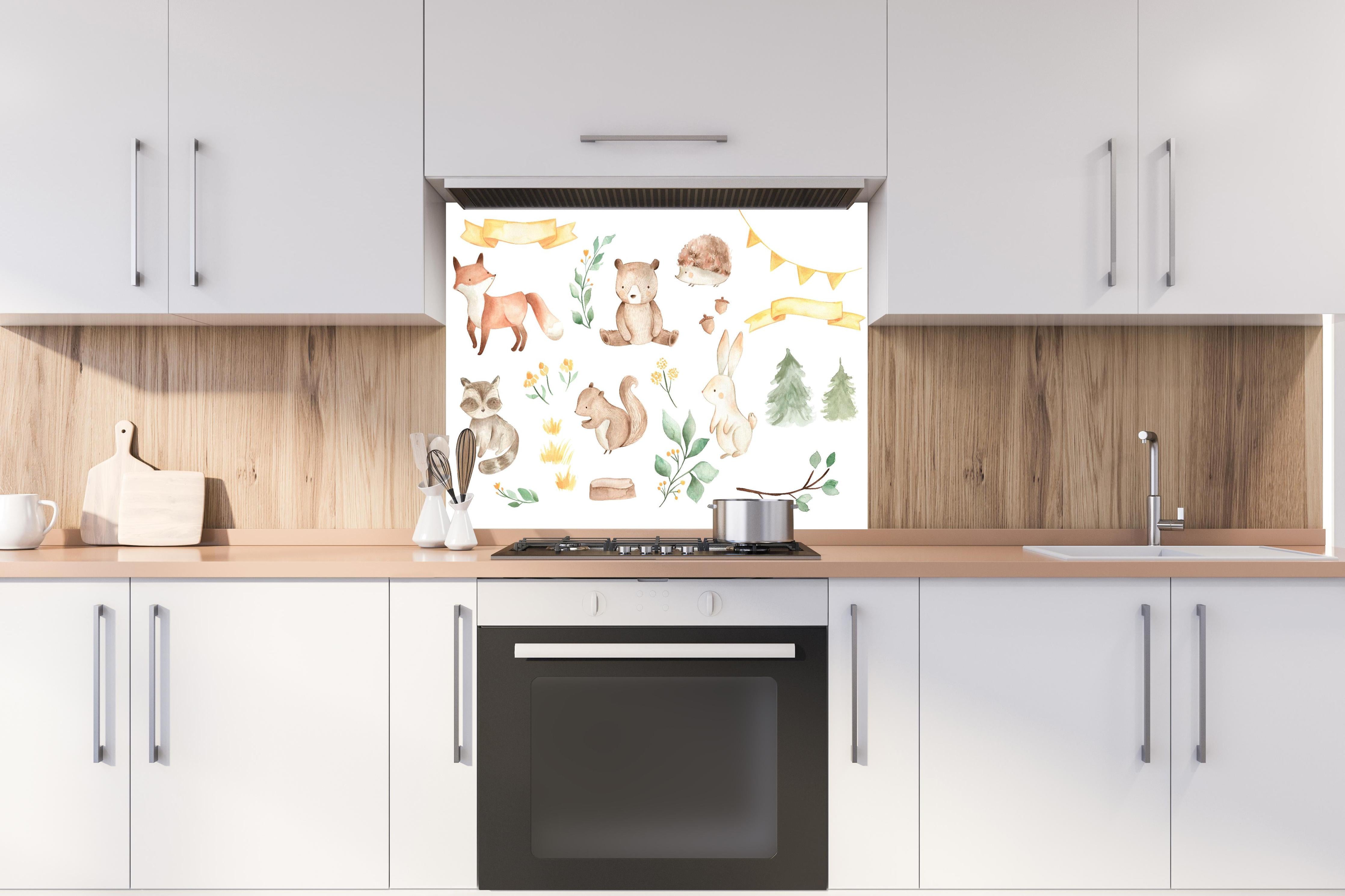 Spritzschutz - Woodland Tiere - Aquarell hinter einem Cerankochfeld zwischen Holz-Kochutensilien