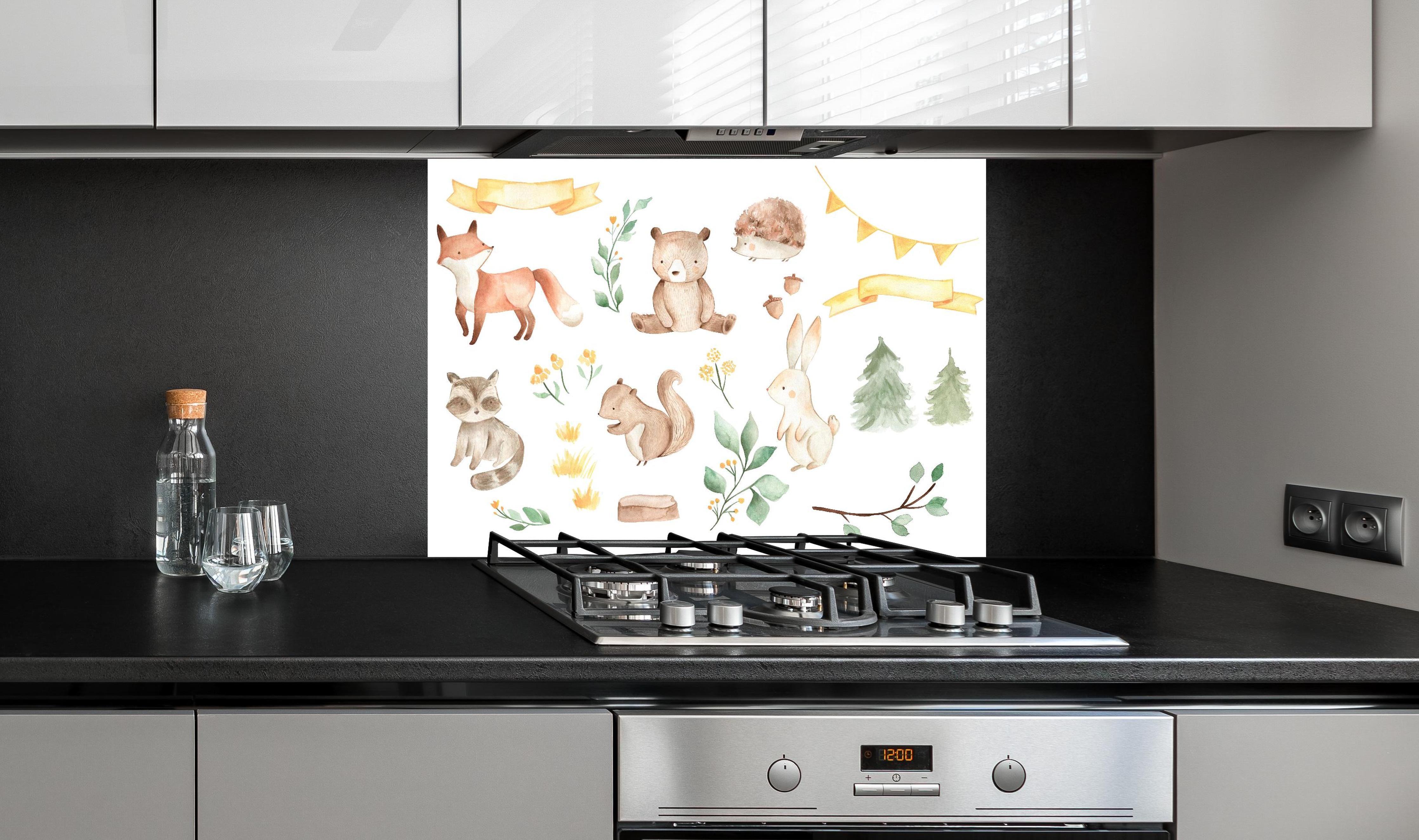 Spritzschutz - Woodland Tiere - Aquarell hinter einem Cerankochfeld zwischen Holz-Kochutensilien