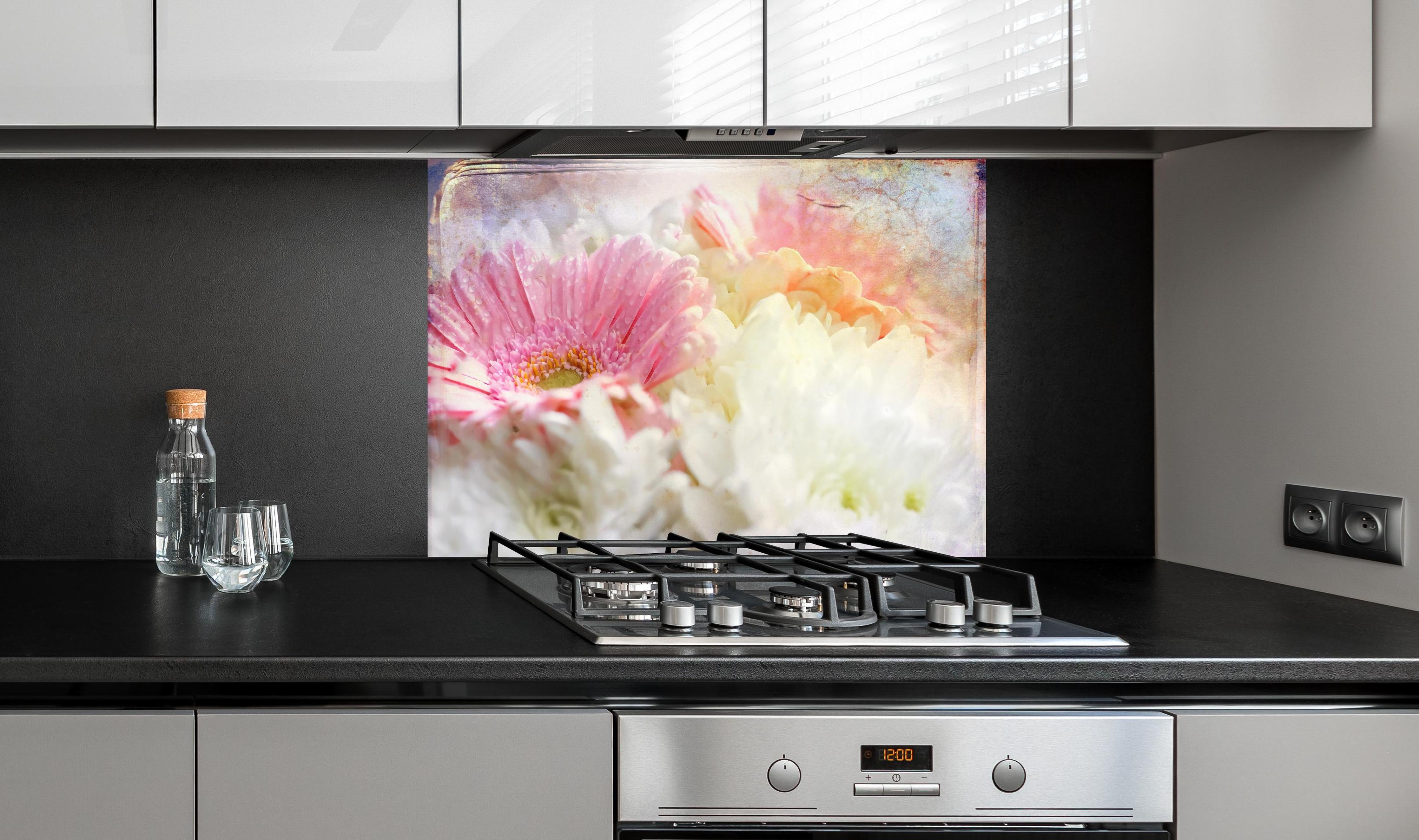 Spritzschutz - Wunderschöne Blumen - Nahaufnahme hinter einem Cerankochfeld zwischen Holz-Kochutensilien