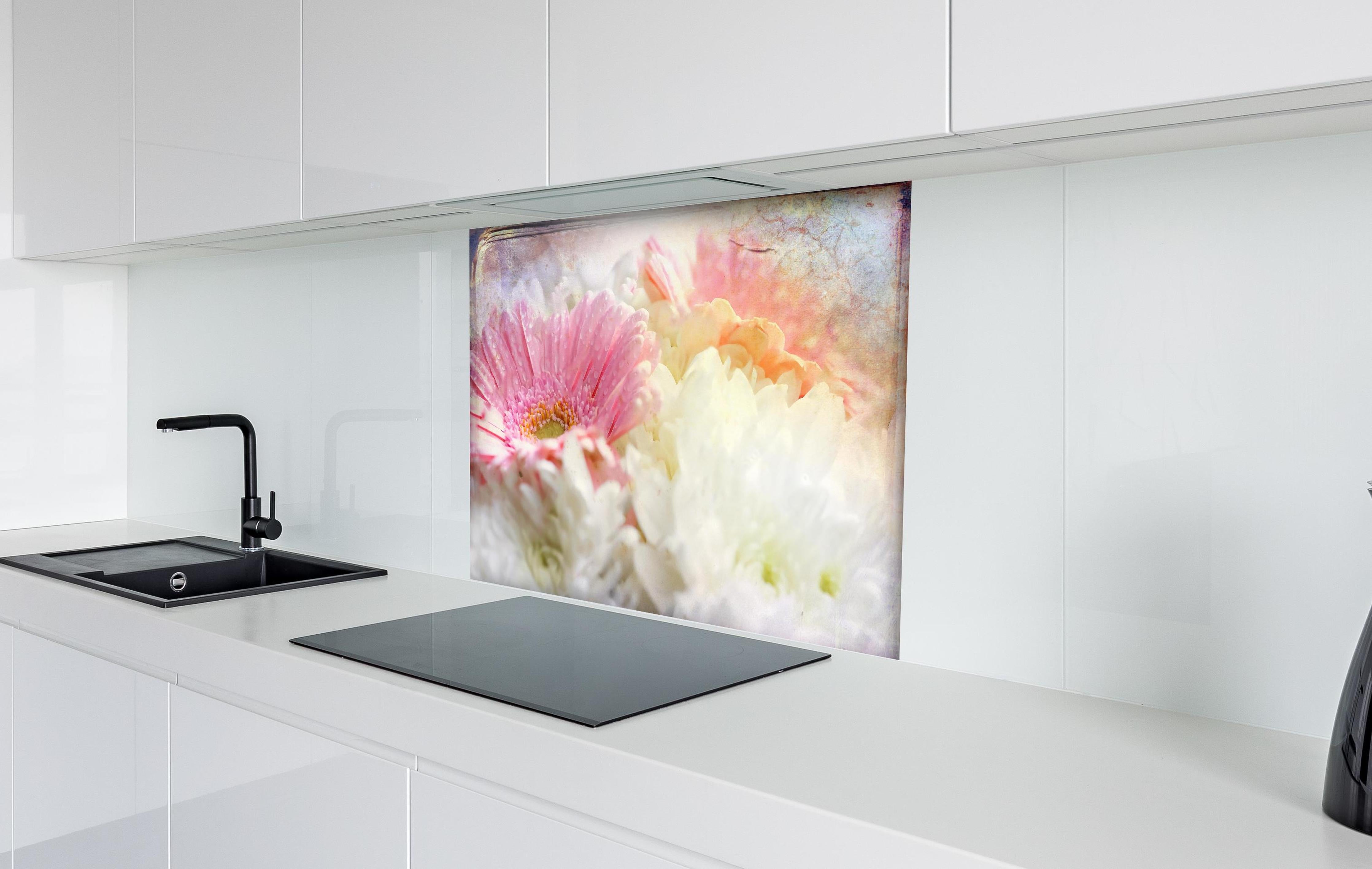 Spritzschutz - Wunderschöne Blumen - Nahaufnahme hinter einem Cerankochfeld zwischen Holz-Kochutensilien