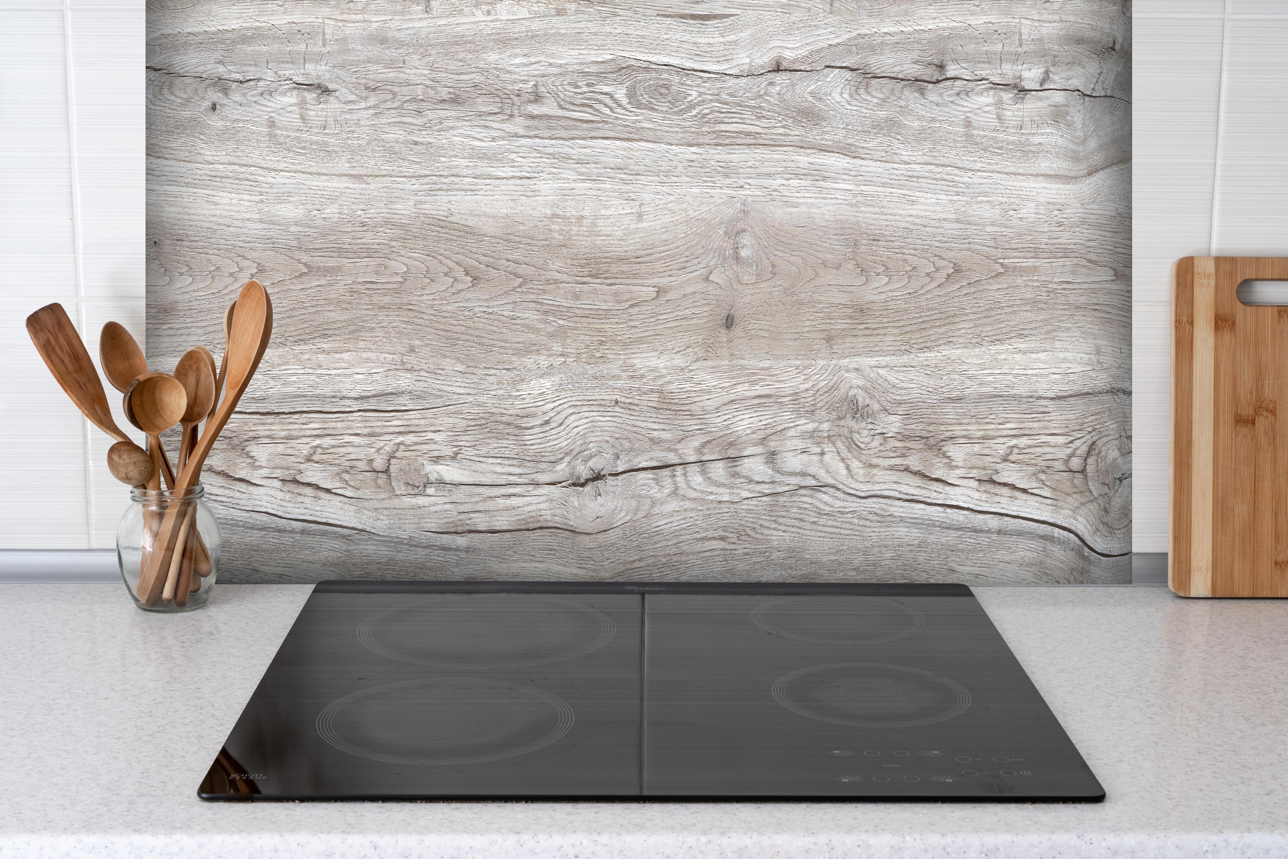 Spritzschutz - Wunderschöne Kiefernholz-struktur hinter einem Cerankochfeld zwischen Holz-Kochutensilien