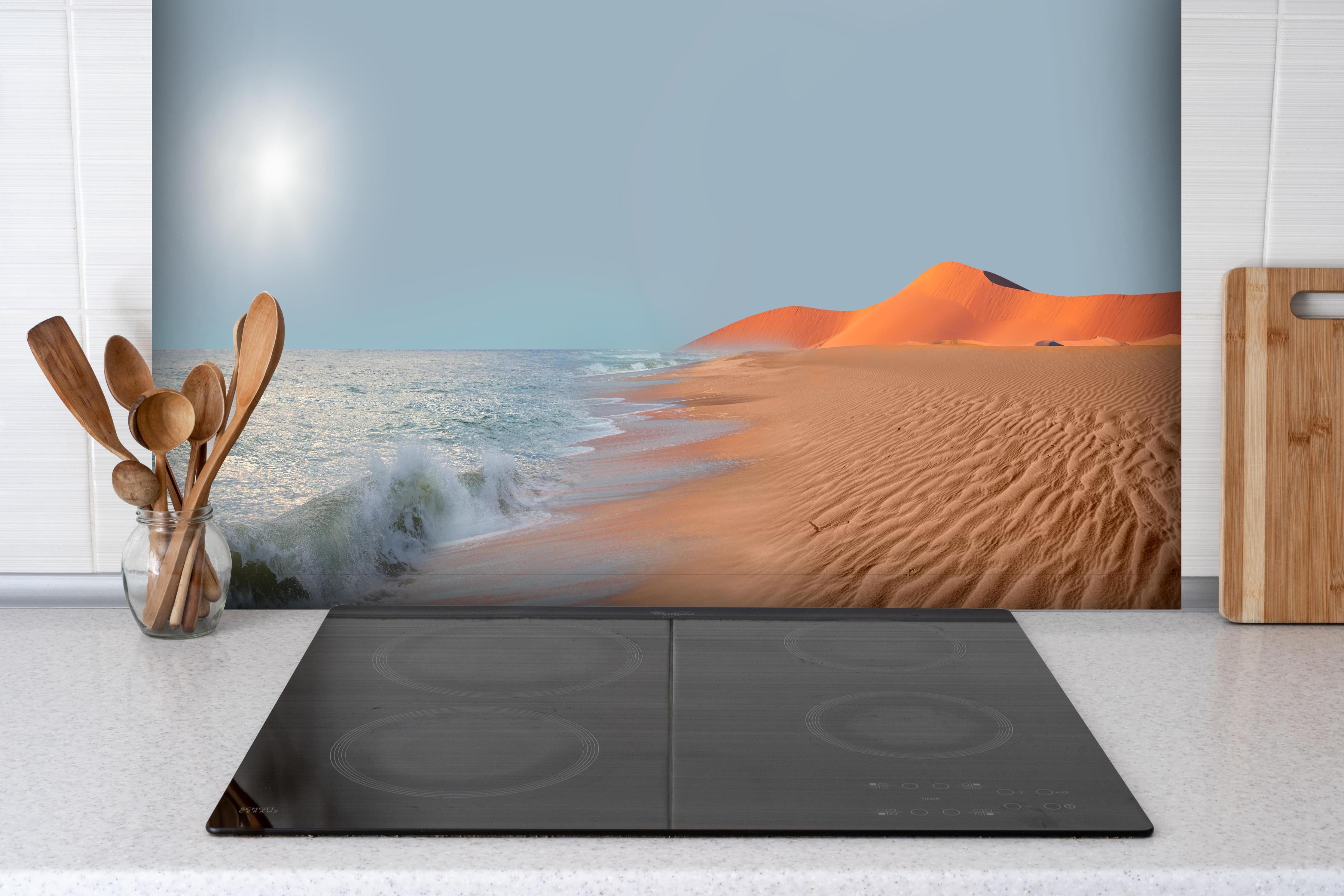 Spritzschutz - Wunderschöne Küste hinter einem Cerankochfeld zwischen Holz-Kochutensilien