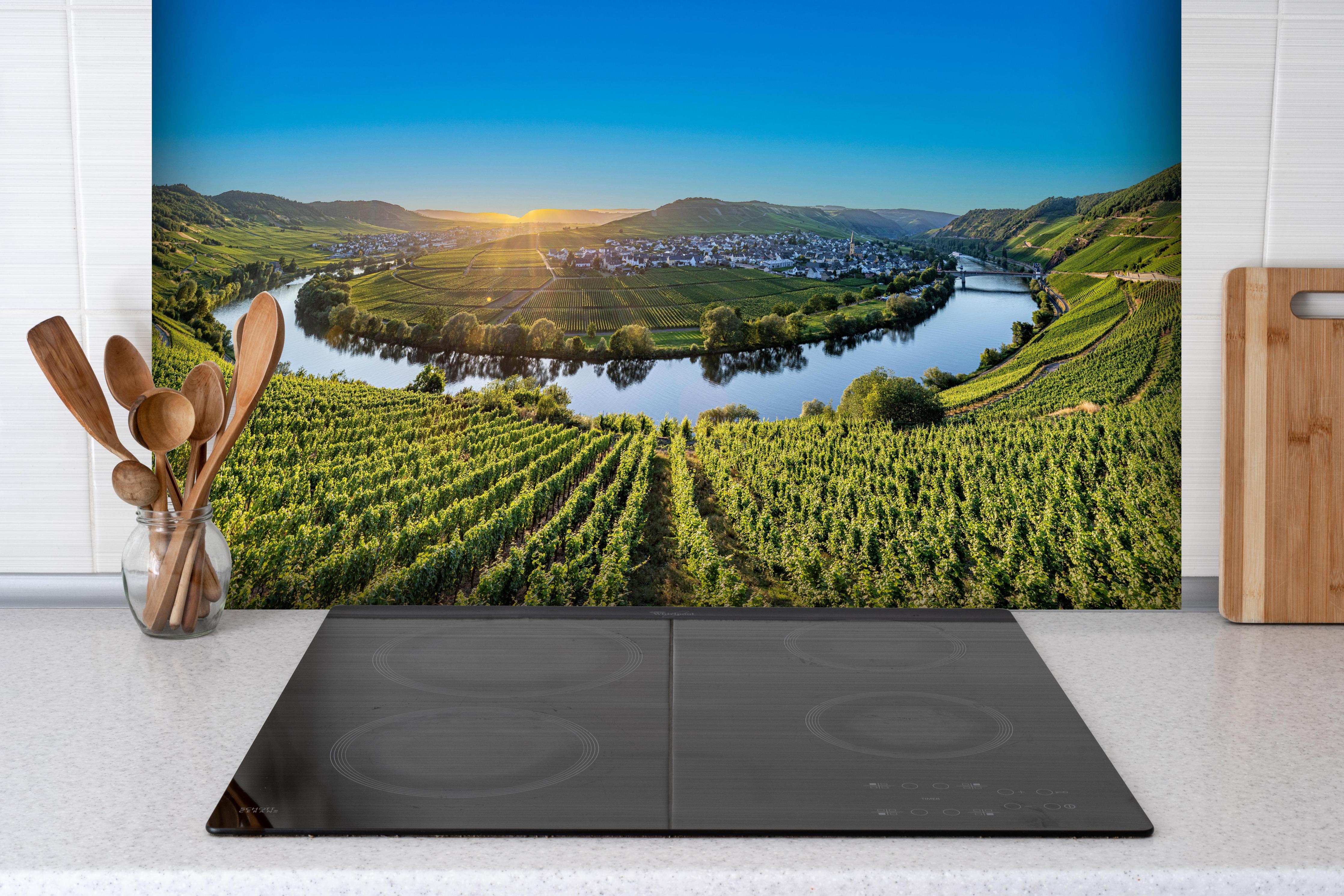 Spritzschutz - Wunderschöne Landschaft in Leiwen, Deutschland hinter einem Cerankochfeld zwischen Holz-Kochutensilien