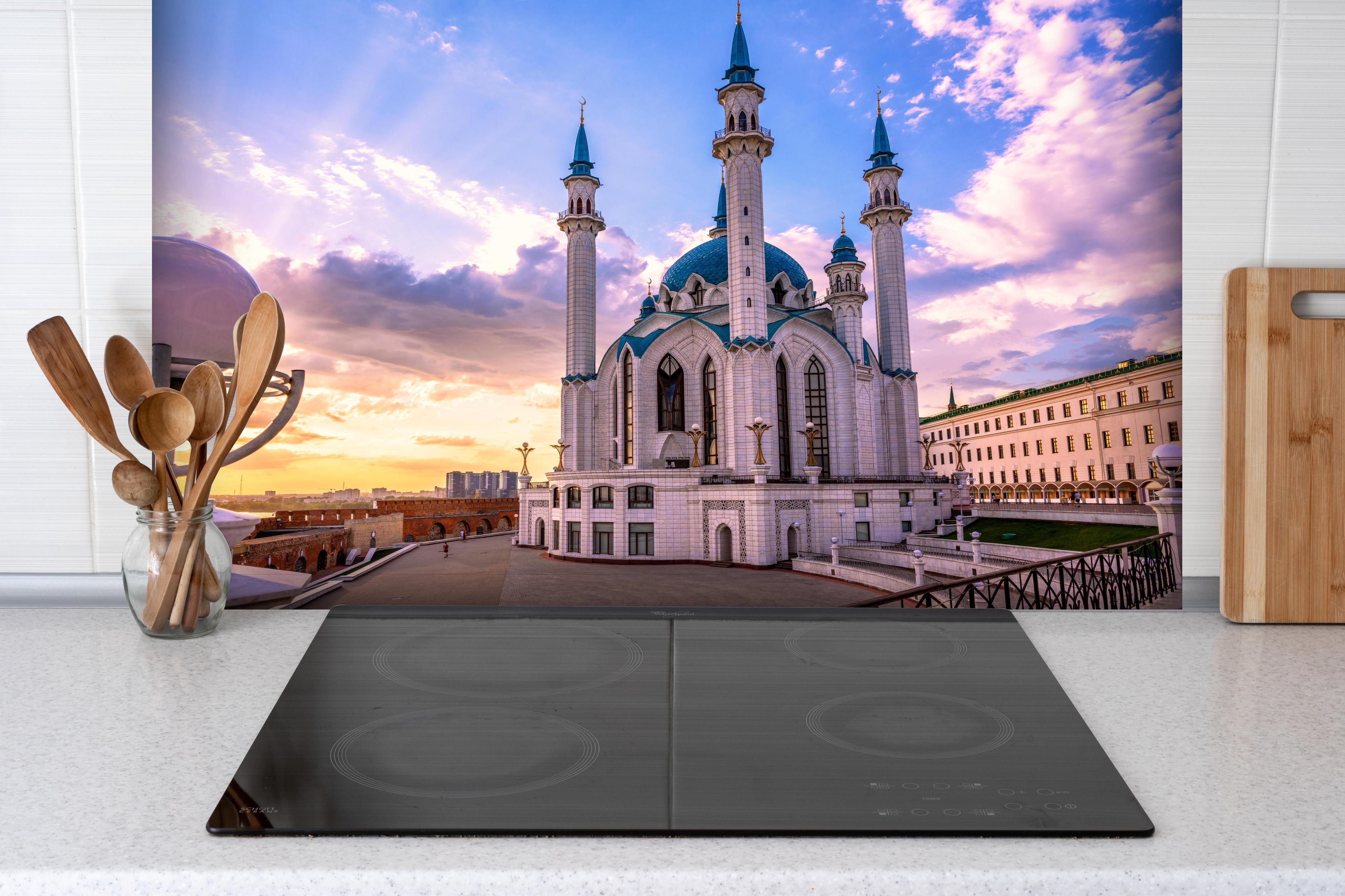 Spritzschutz - Wunderschöne Moschee - Russland hinter einem Cerankochfeld zwischen Holz-Kochutensilien