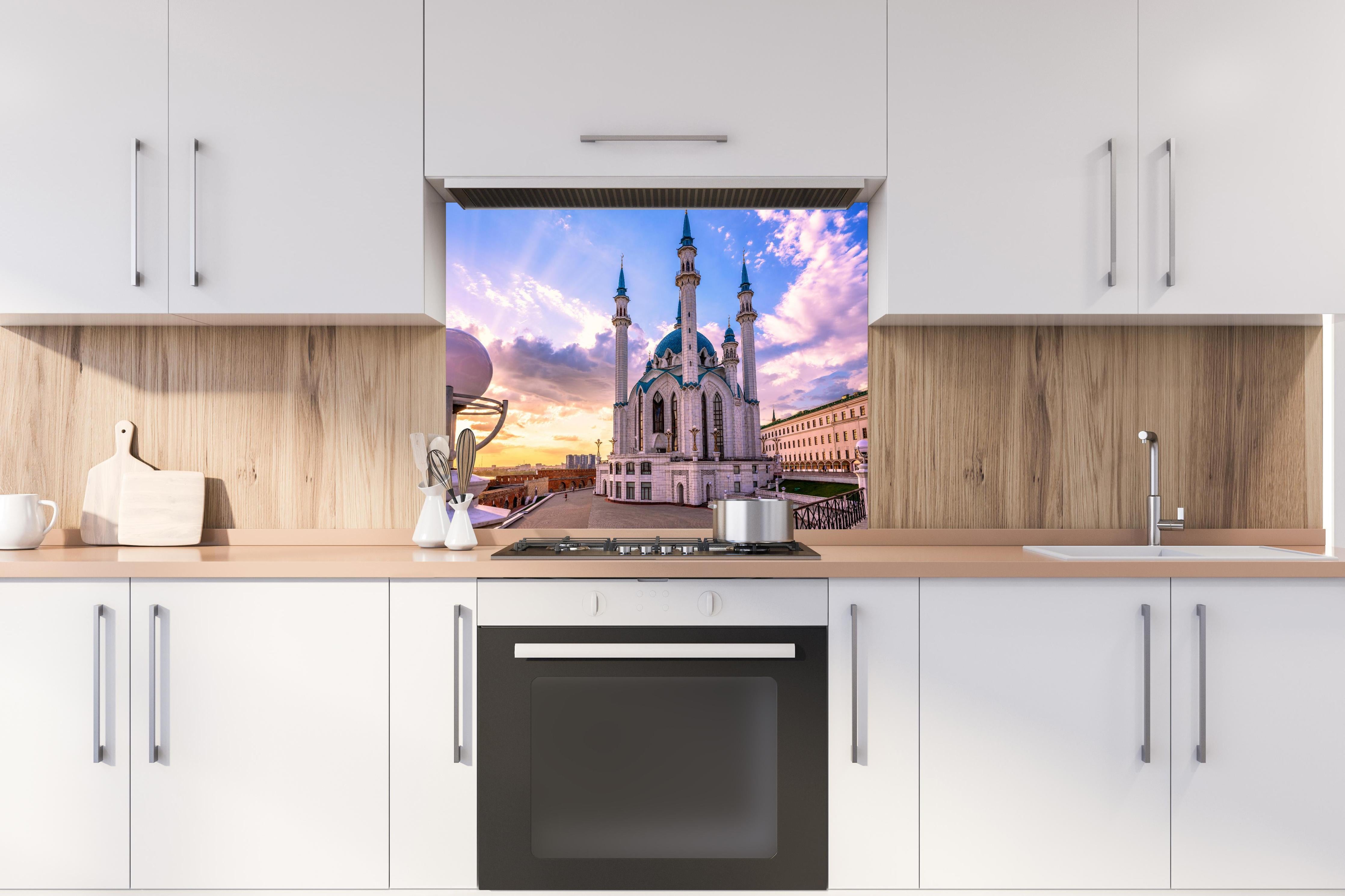 Spritzschutz - Wunderschöne Moschee - Russland hinter einem Cerankochfeld zwischen Holz-Kochutensilien