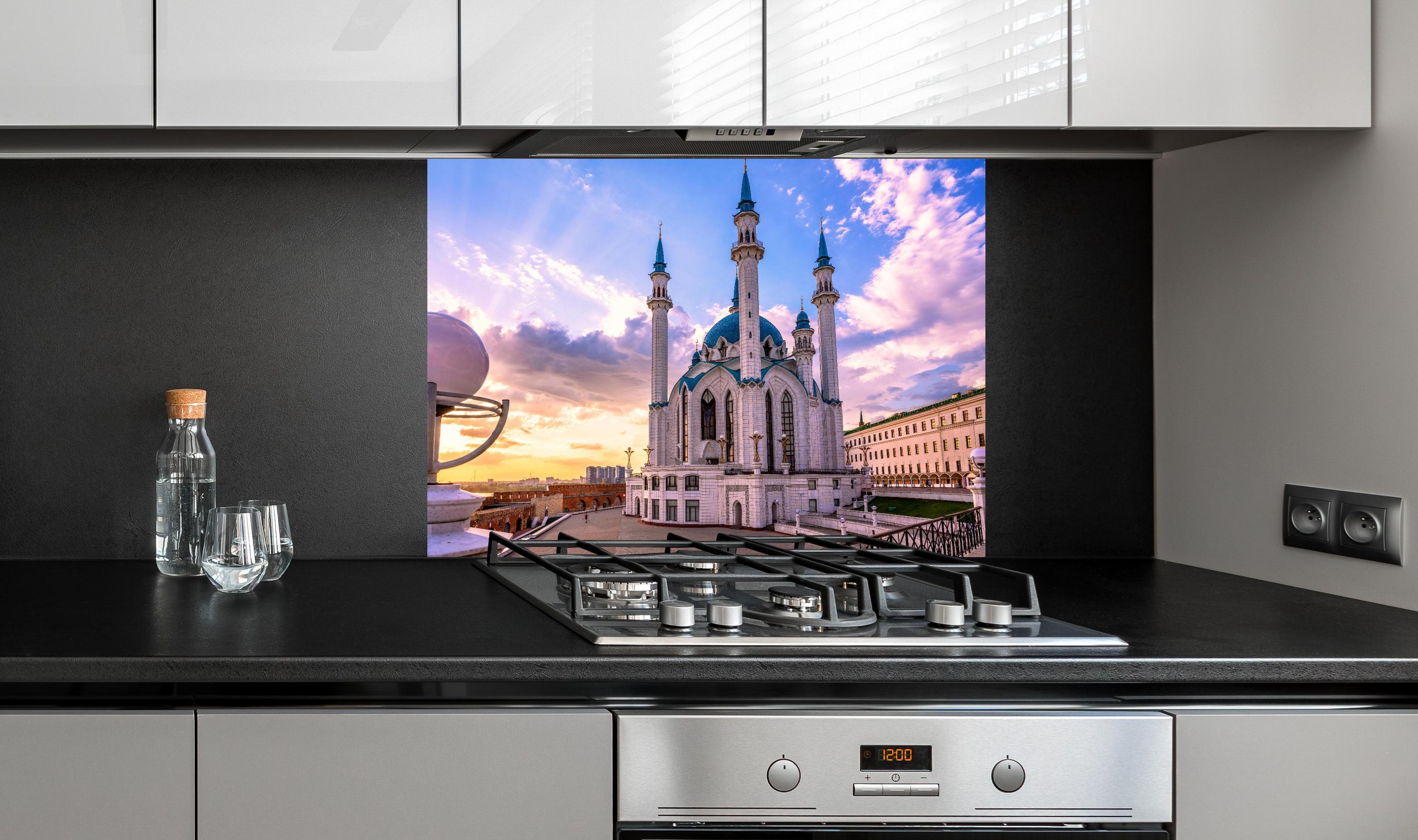 Spritzschutz - Wunderschöne Moschee - Russland hinter einem Cerankochfeld zwischen Holz-Kochutensilien