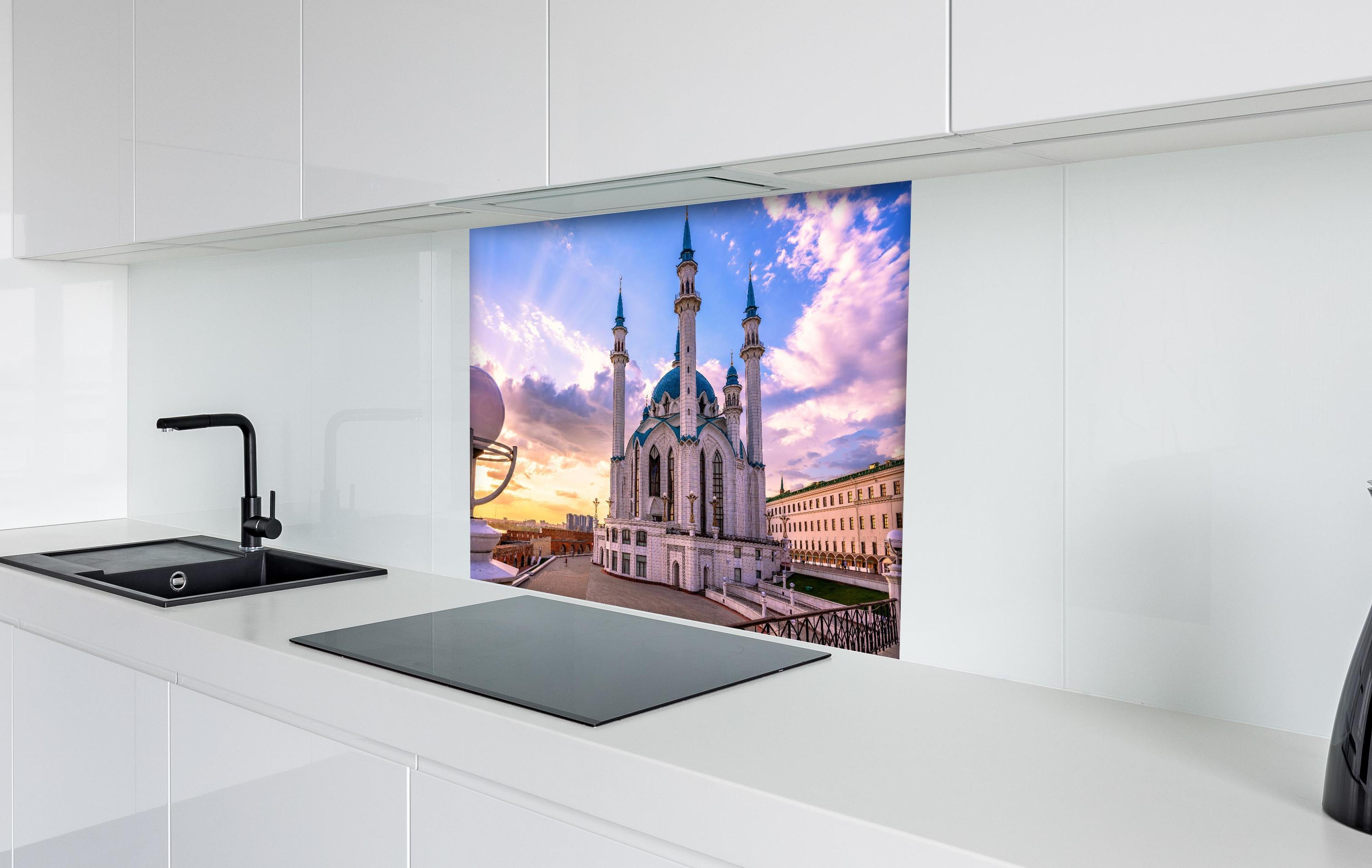 Spritzschutz - Wunderschöne Moschee - Russland hinter einem Cerankochfeld zwischen Holz-Kochutensilien