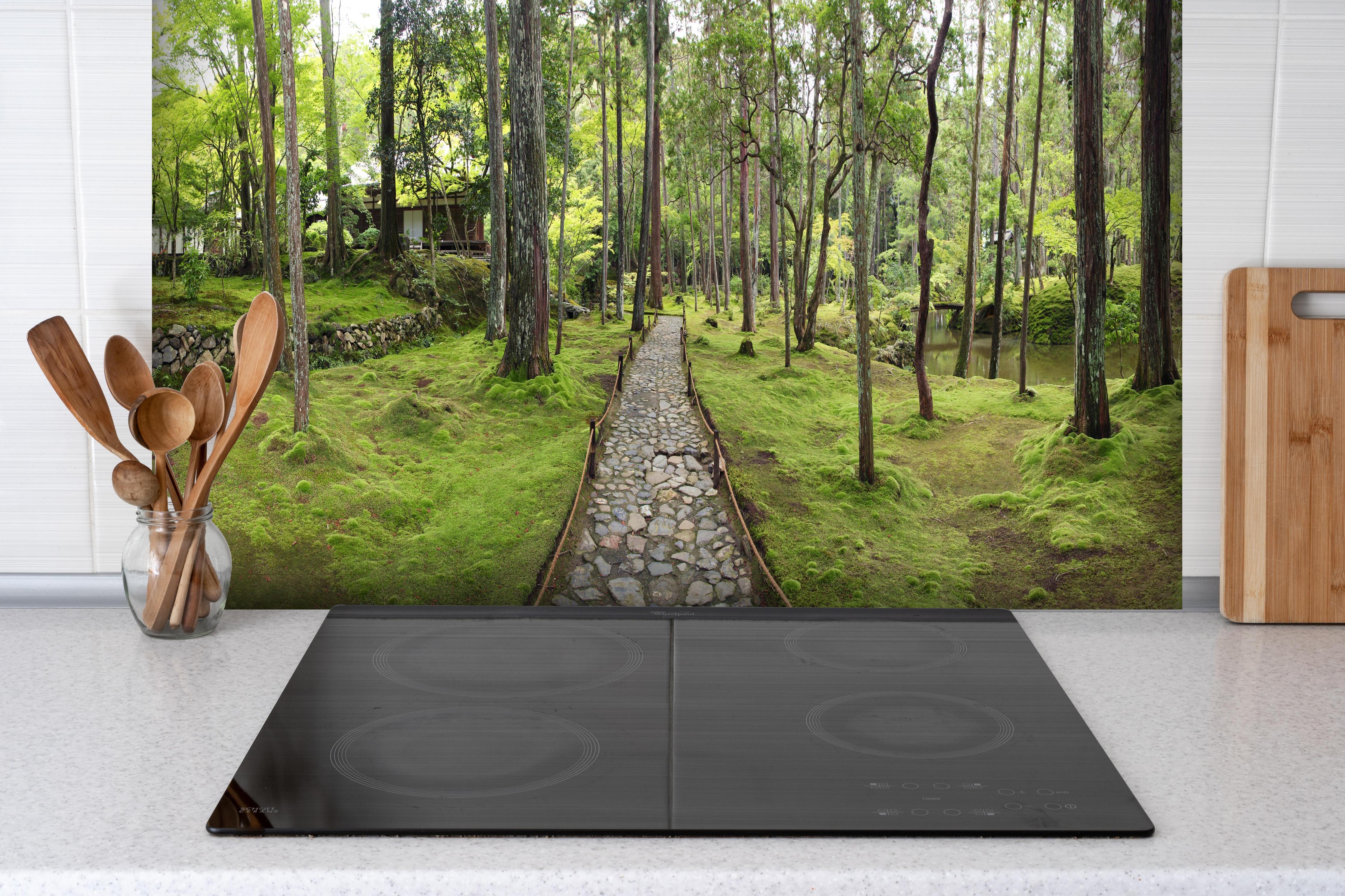 Spritzschutz - Wunderschöner Moosgarten in Kyoto hinter einem Cerankochfeld zwischen Holz-Kochutensilien