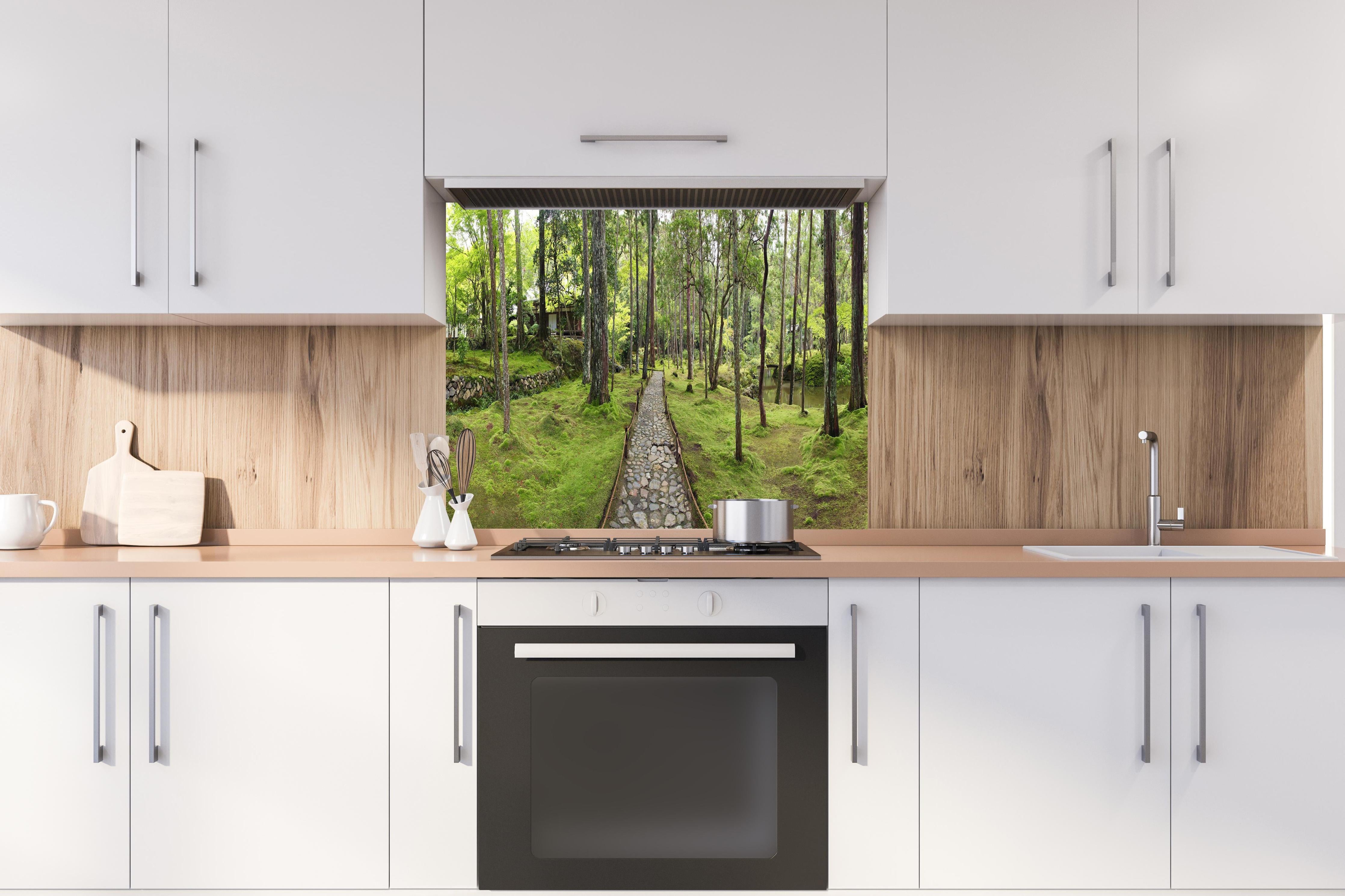 Spritzschutz - Wunderschöner Moosgarten in Kyoto hinter einem Cerankochfeld zwischen Holz-Kochutensilien