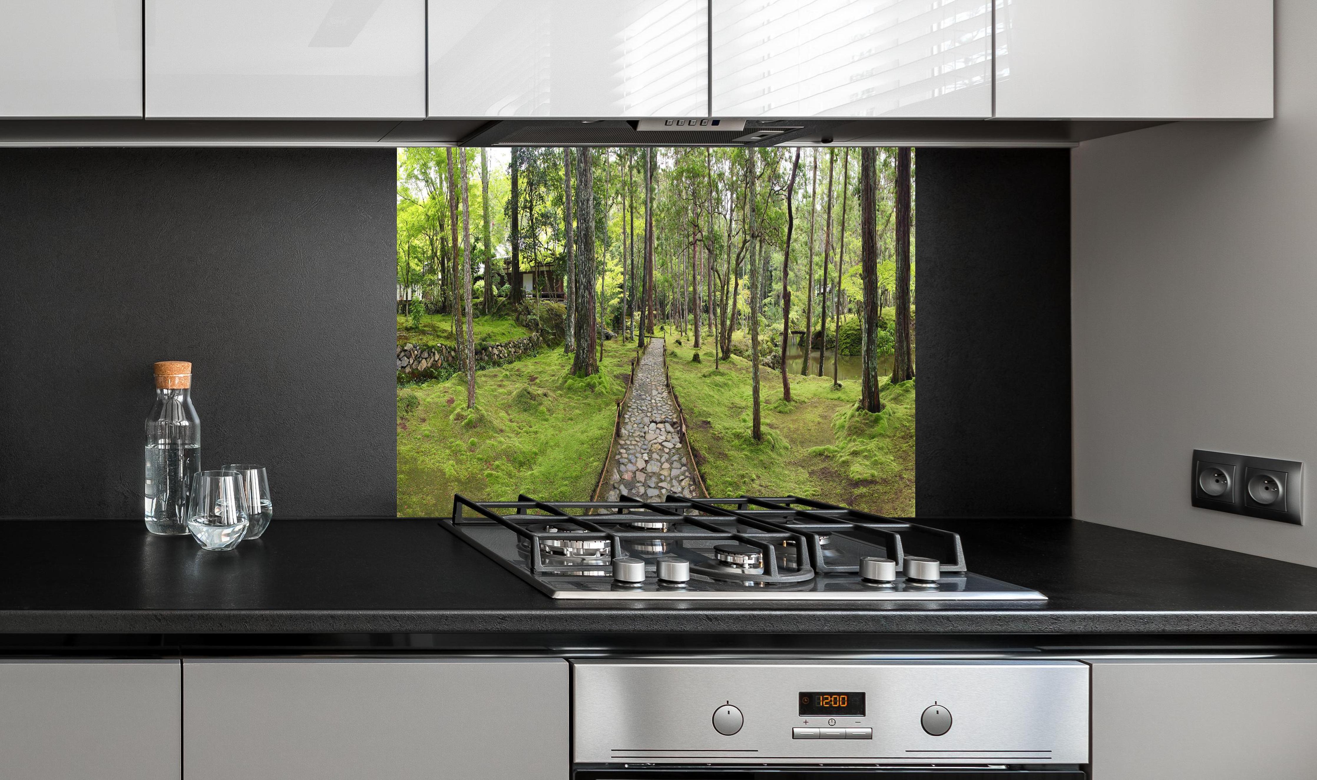Spritzschutz - Wunderschöner Moosgarten in Kyoto hinter einem Cerankochfeld zwischen Holz-Kochutensilien