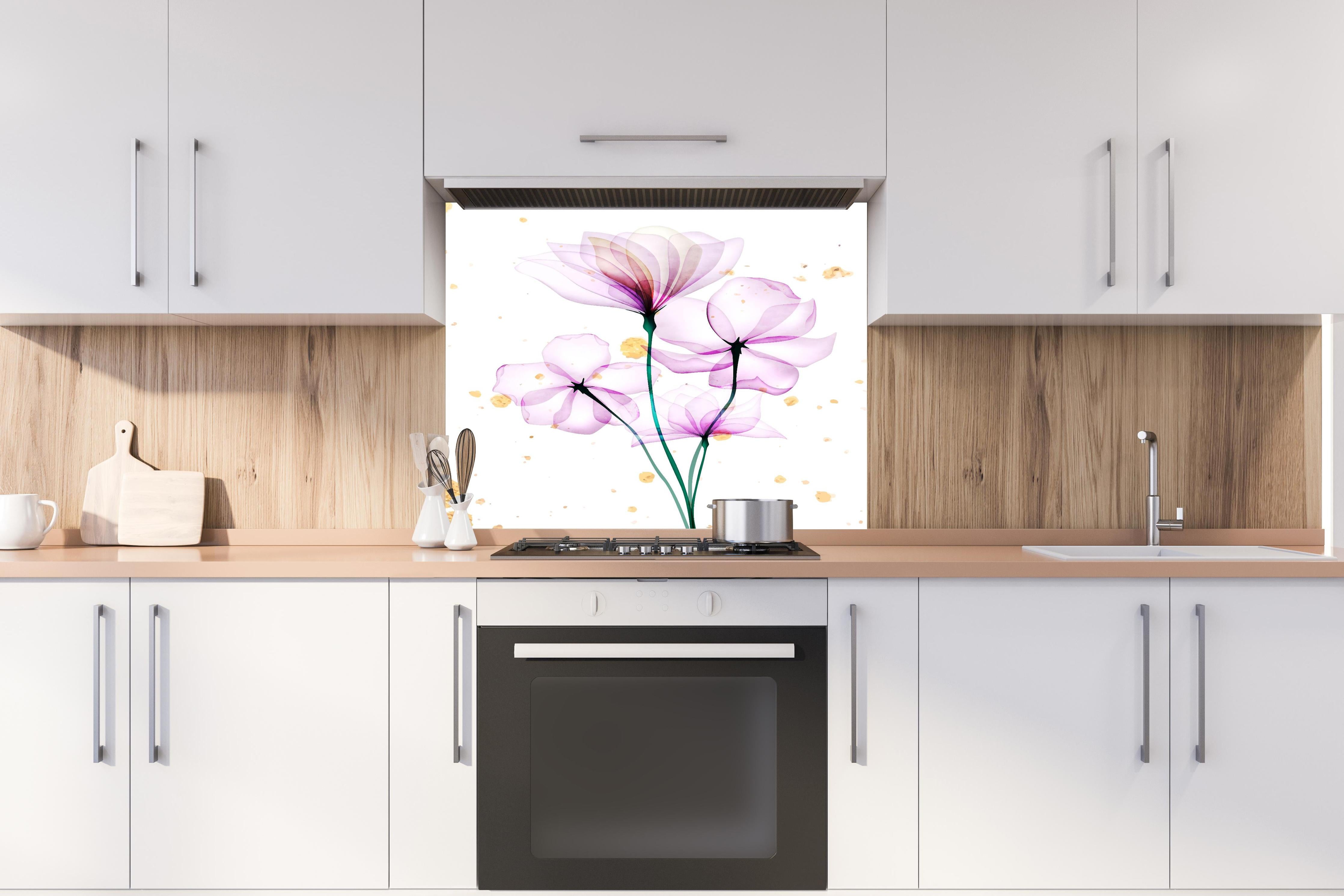 Spritzschutz - Zarte Blüten Aquarell Design Rosa Gold hinter einem Cerankochfeld zwischen Holz-Kochutensilien