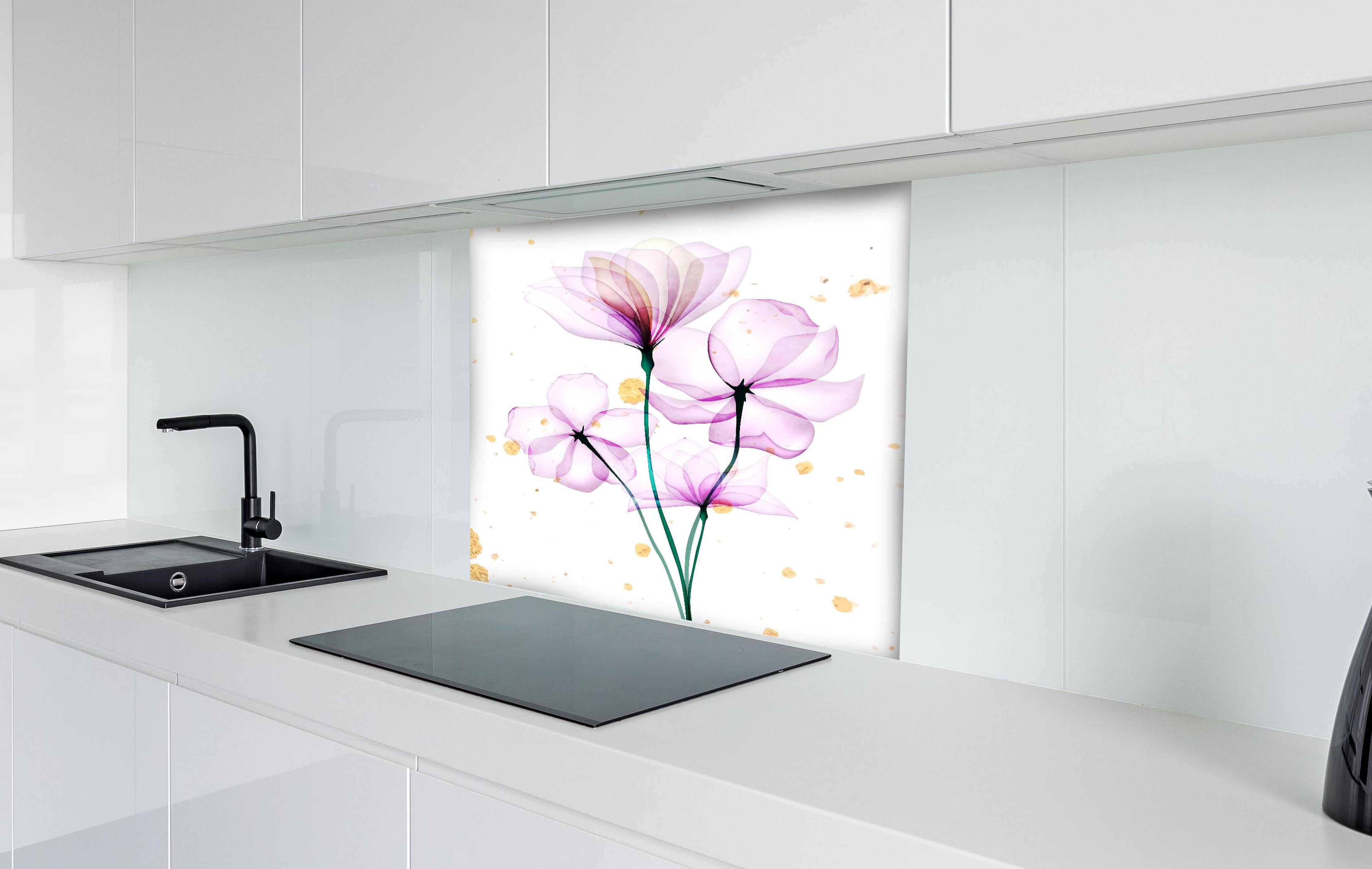 Spritzschutz - Zarte Blüten Aquarell Design Rosa Gold hinter einem Cerankochfeld zwischen Holz-Kochutensilien
