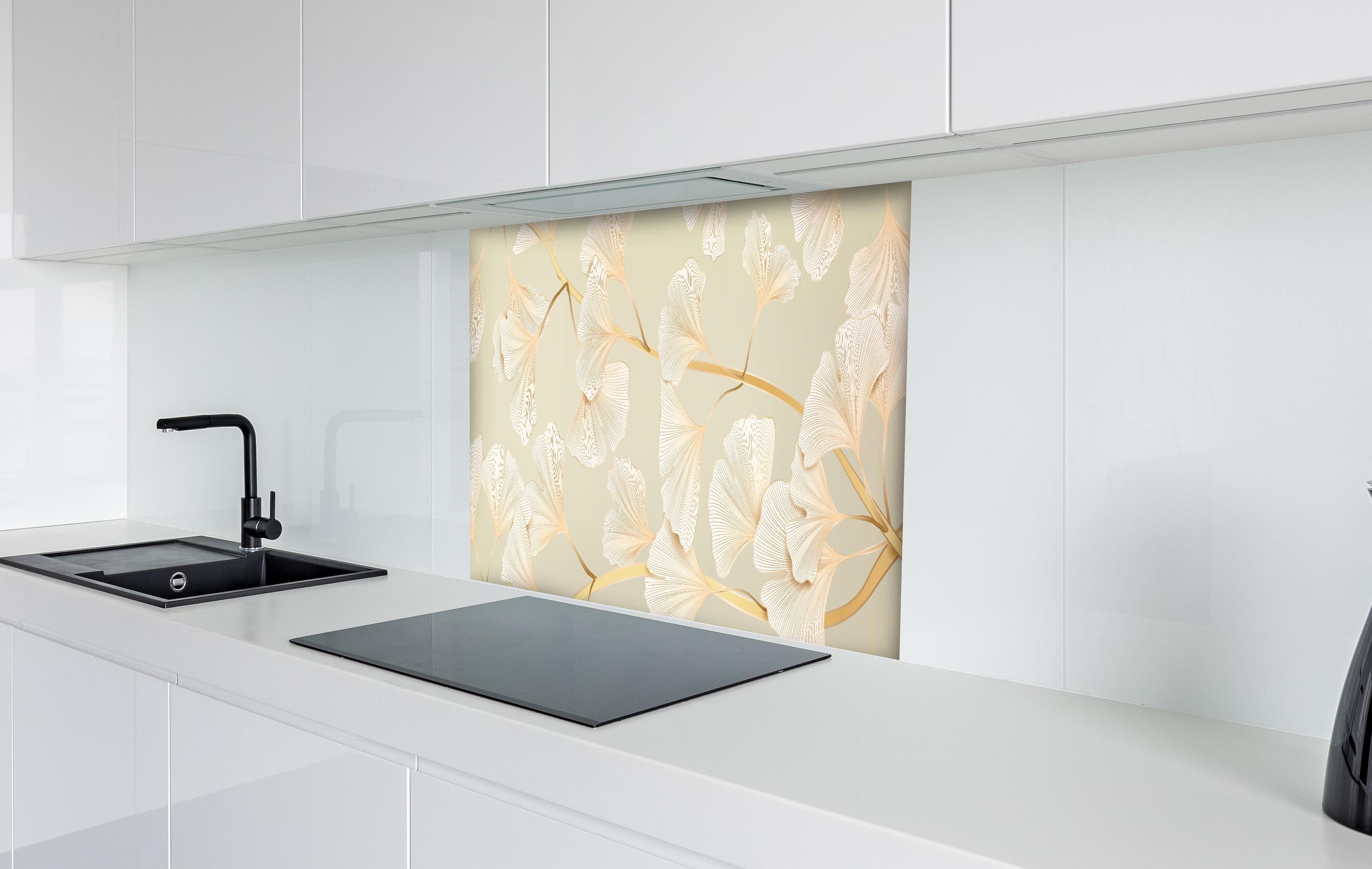 Spritzschutz - Zarte Ginkgo-Blatt-Muster in Pastellbeige hinter einem Cerankochfeld zwischen Holz-Kochutensilien
