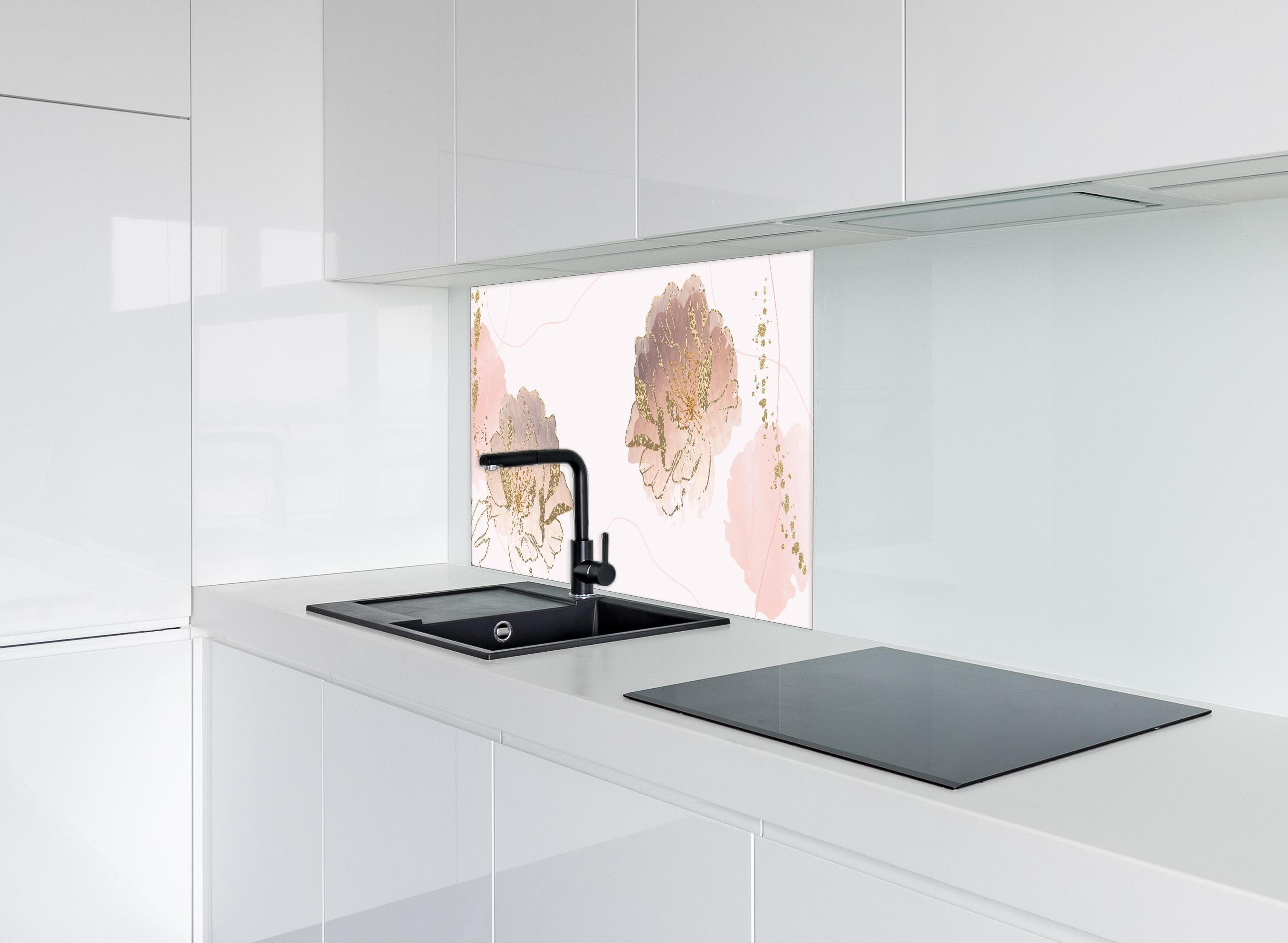 Spritzschutz - Zarte Pastell-Blumenmuster auf hellem Grund hinter einem Cerankochfeld zwischen Holz-Kochutensilien