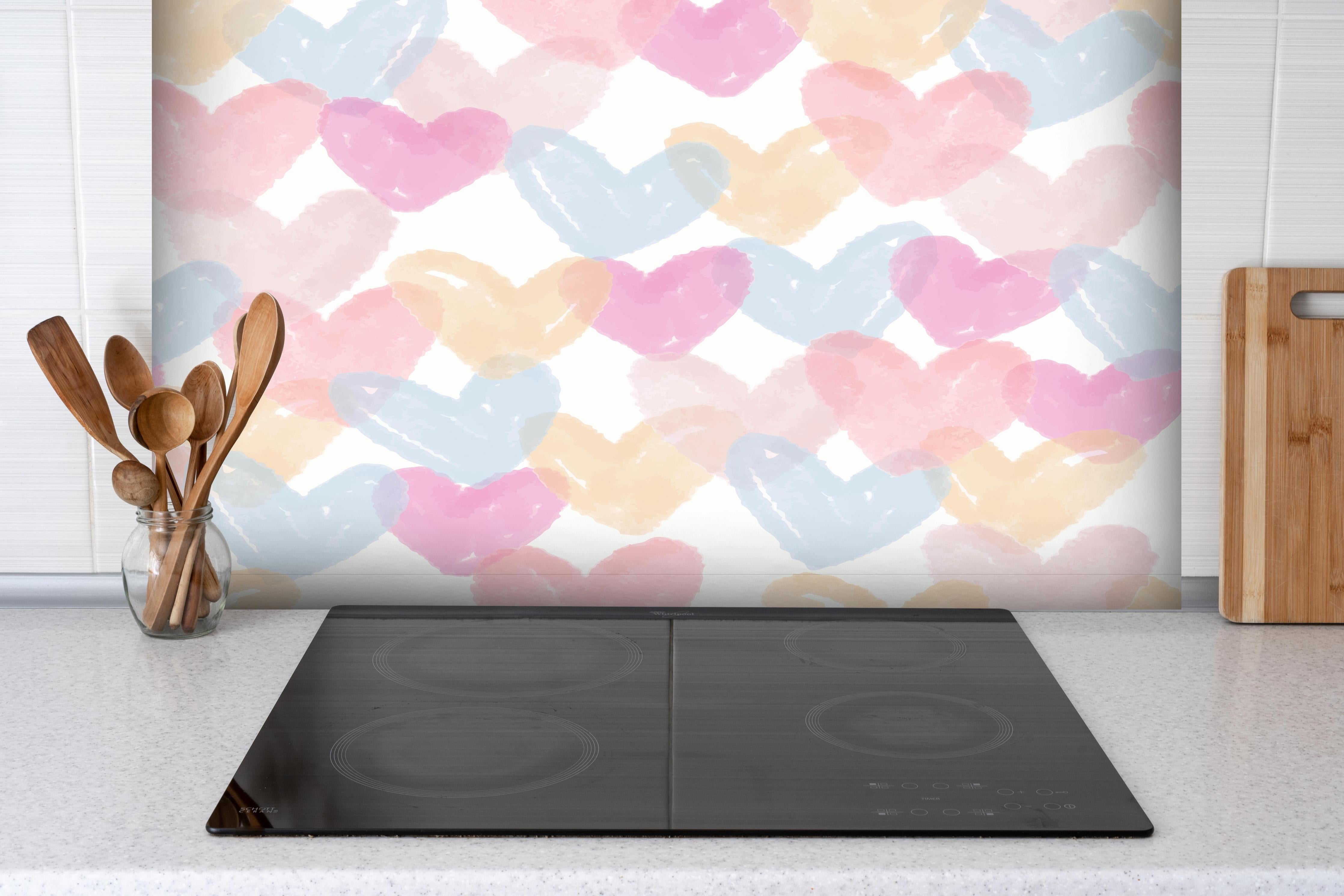 Spritzschutz - Zarte Pastellherzen Aquarell Design hinter einem Cerankochfeld zwischen Holz-Kochutensilien