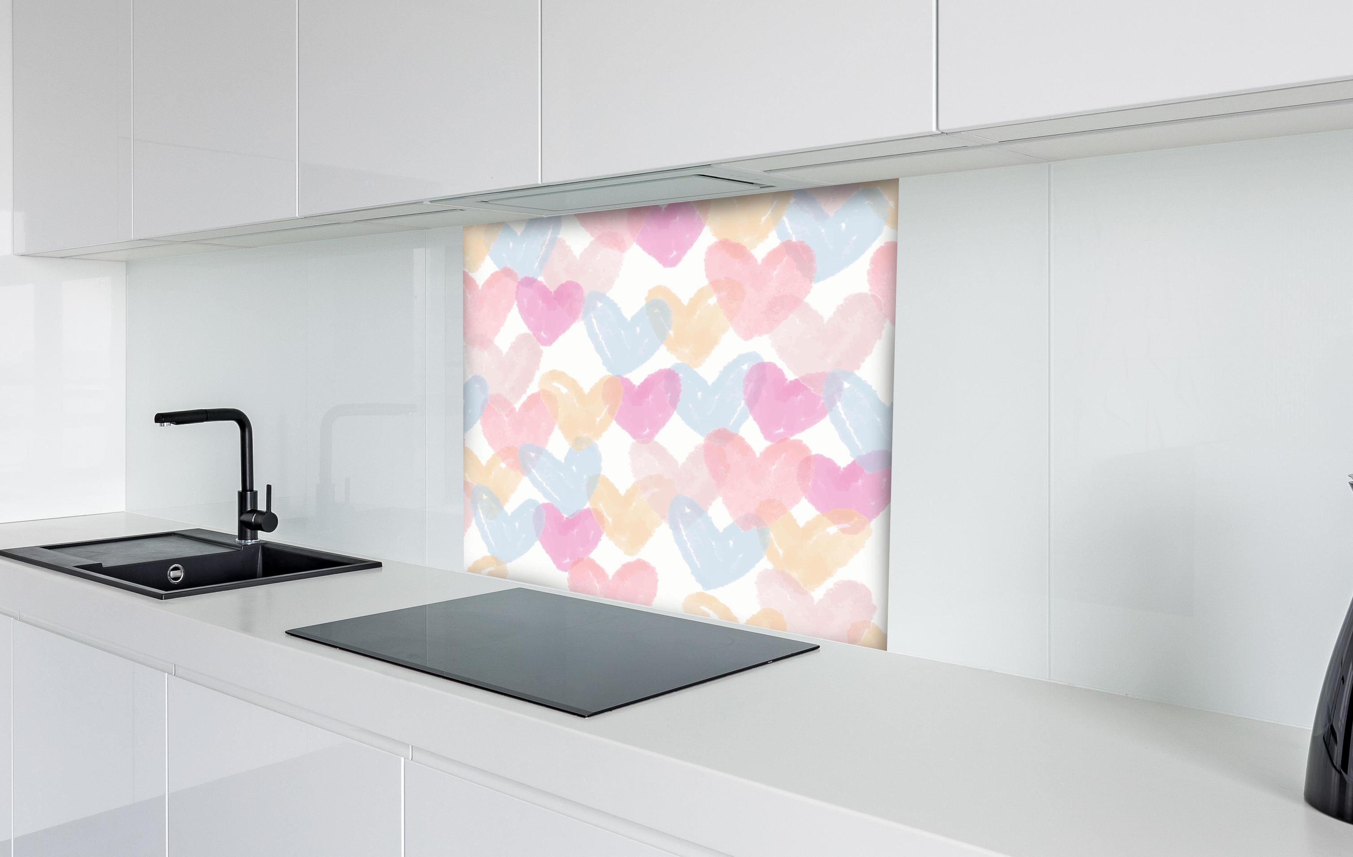 Spritzschutz - Zarte Pastellherzen Aquarell Design hinter einem Cerankochfeld zwischen Holz-Kochutensilien