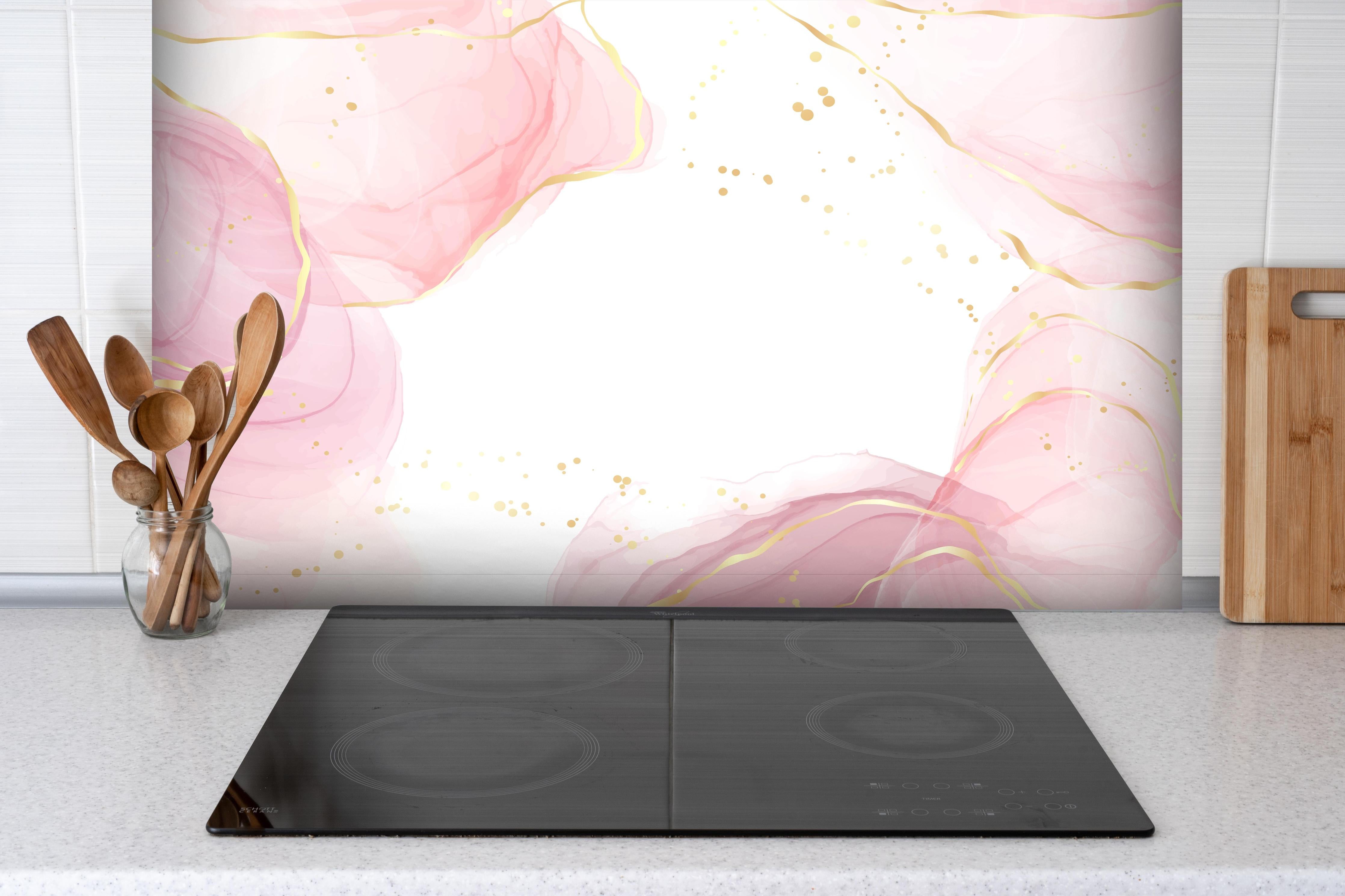 Spritzschutz - Zarte Rosa Blumen mit Goldakzenten Kunst hinter einem Cerankochfeld zwischen Holz-Kochutensilien