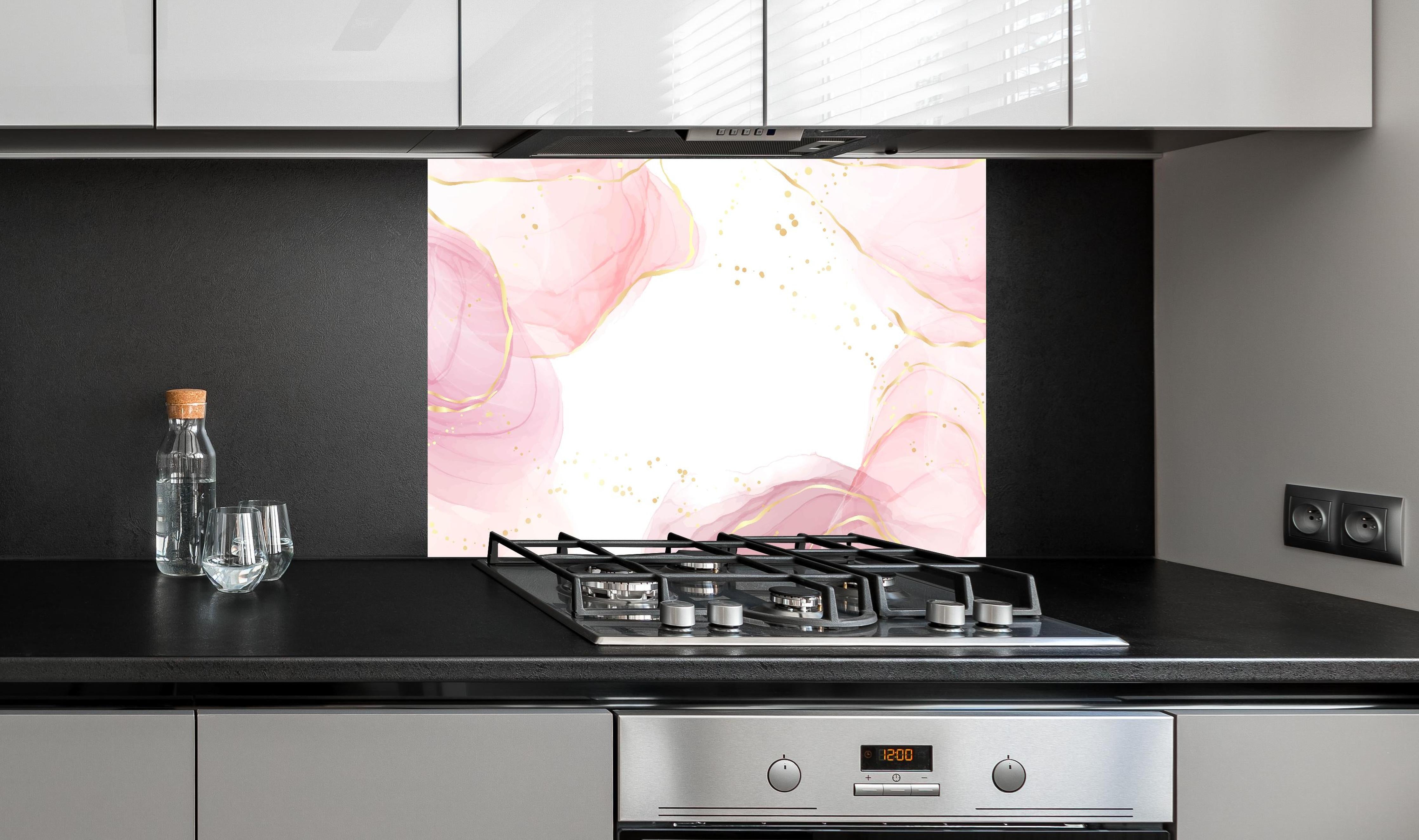 Spritzschutz - Zarte Rosa Blumen mit Goldakzenten Kunst hinter einem Cerankochfeld zwischen Holz-Kochutensilien