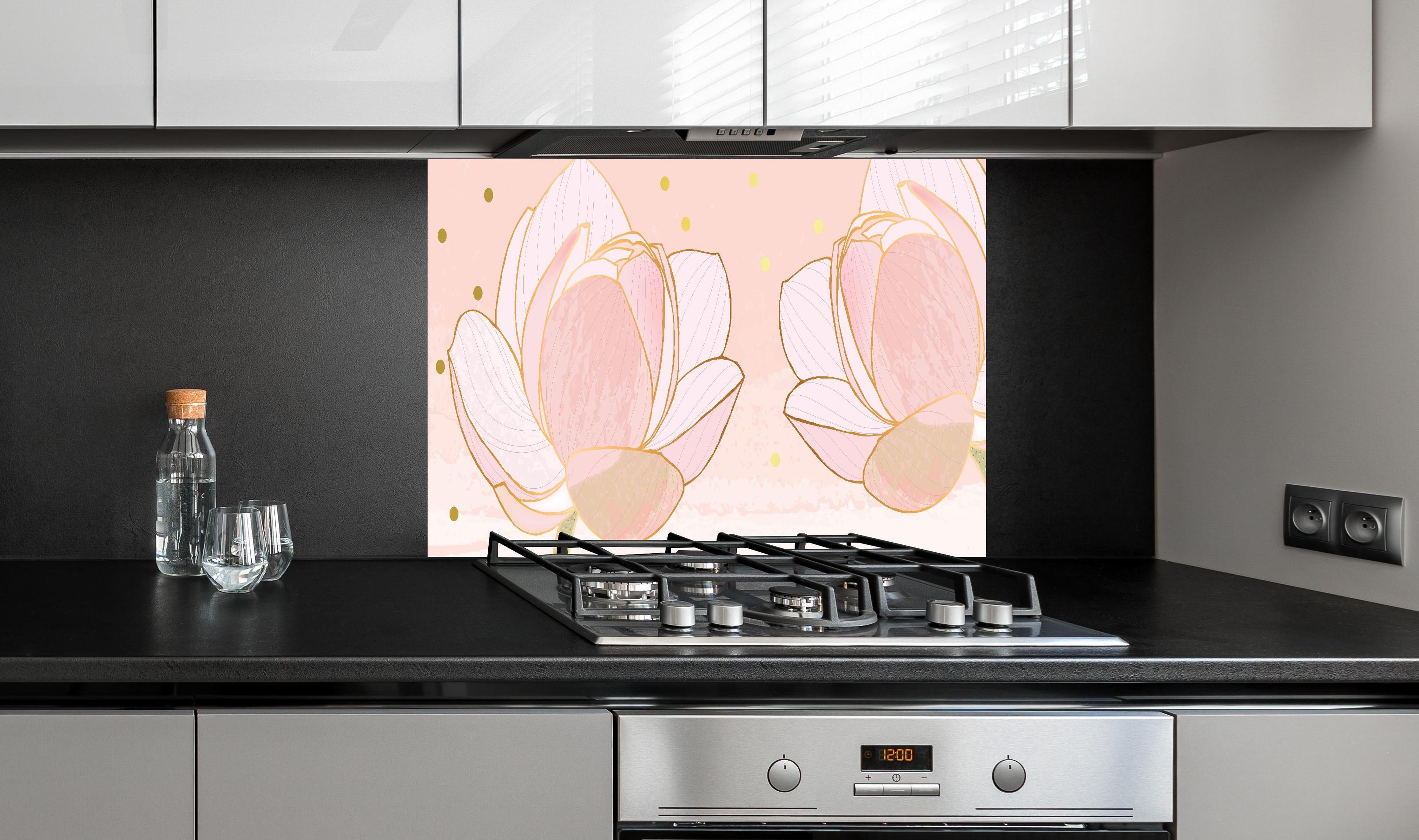 Spritzschutz - Zarte Rosa Lotusblumen mit Goldenen Details hinter einem Cerankochfeld zwischen Holz-Kochutensilien