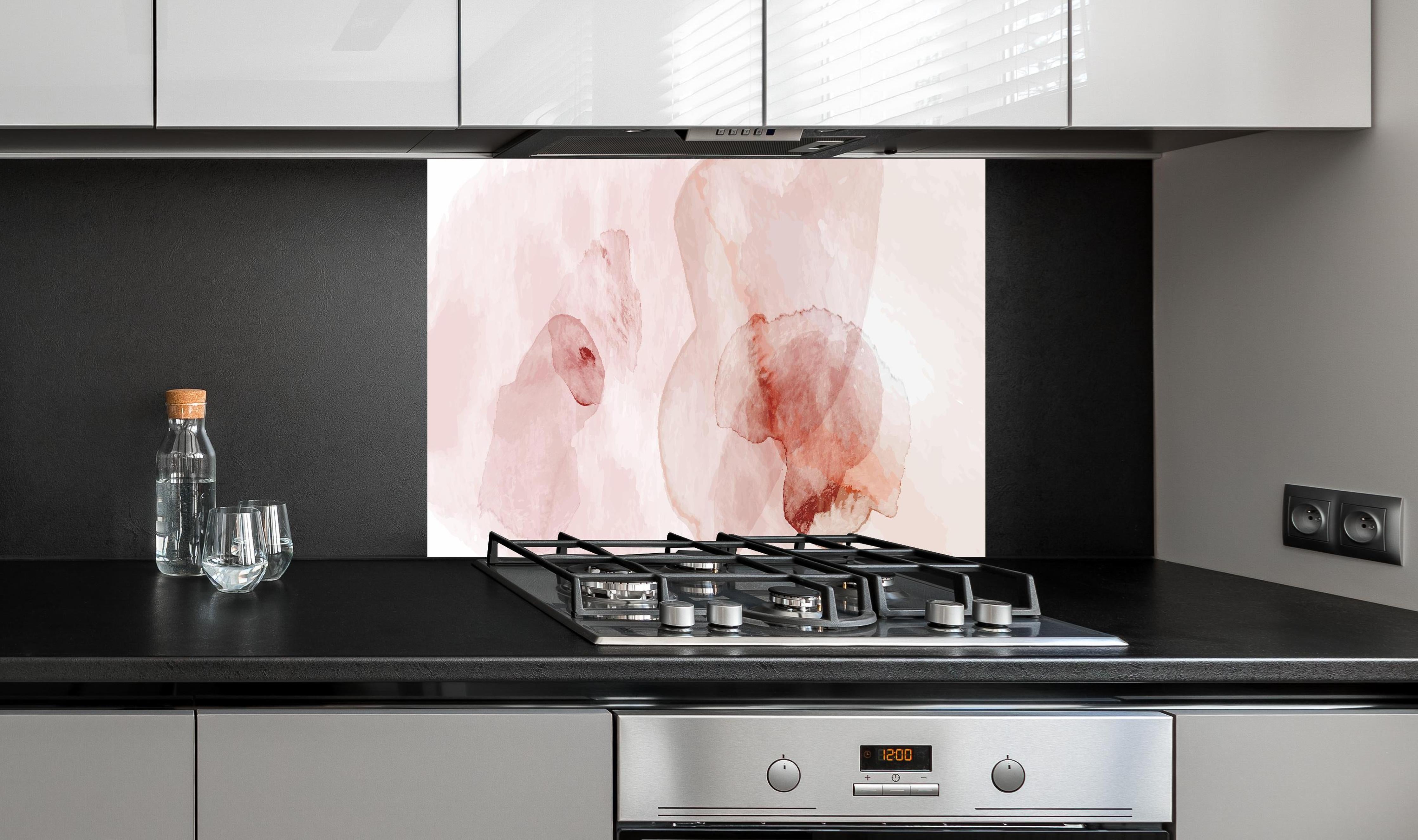 Spritzschutz - Zarte Wasserfarben Kunst in Rosatönen hinter einem Cerankochfeld zwischen Holz-Kochutensilien