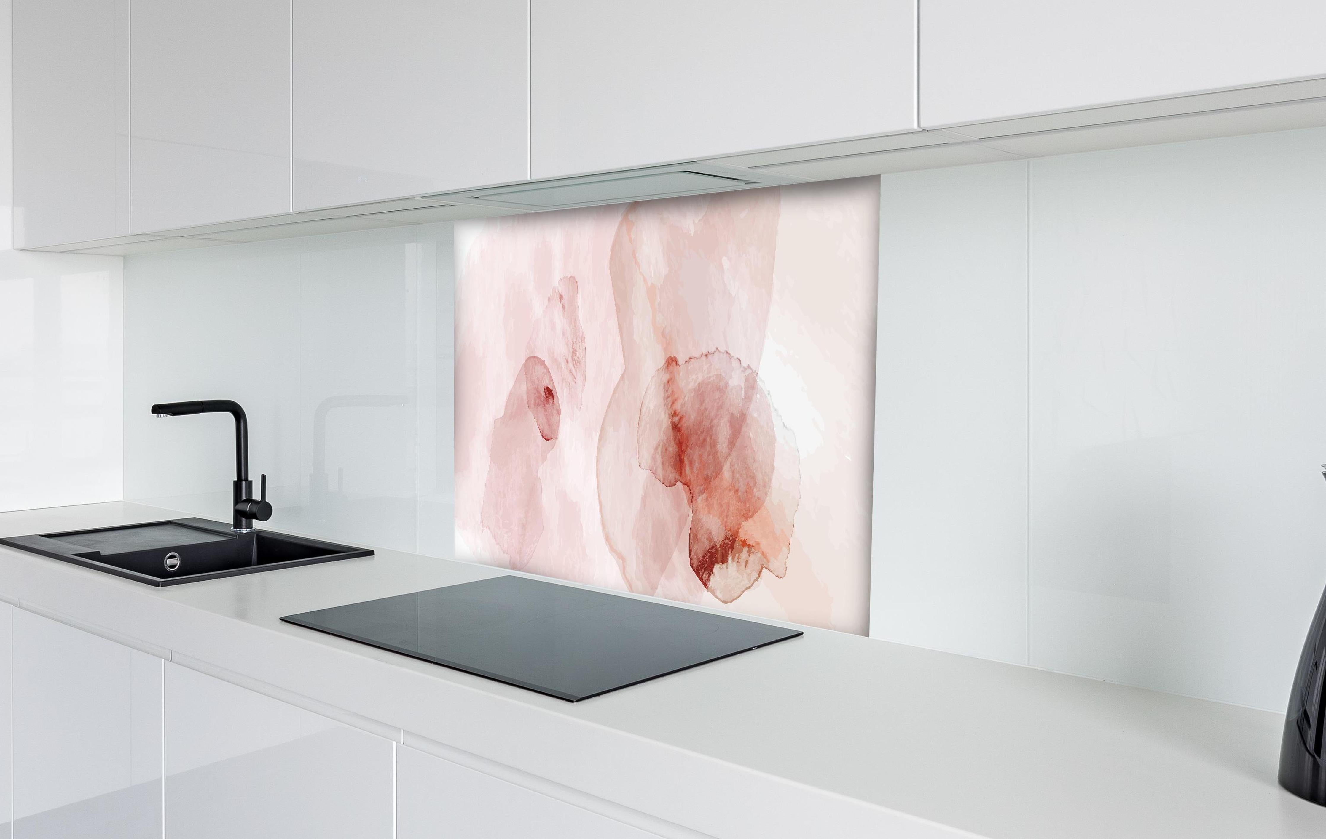 Spritzschutz - Zarte Wasserfarben Kunst in Rosatönen hinter einem Cerankochfeld zwischen Holz-Kochutensilien