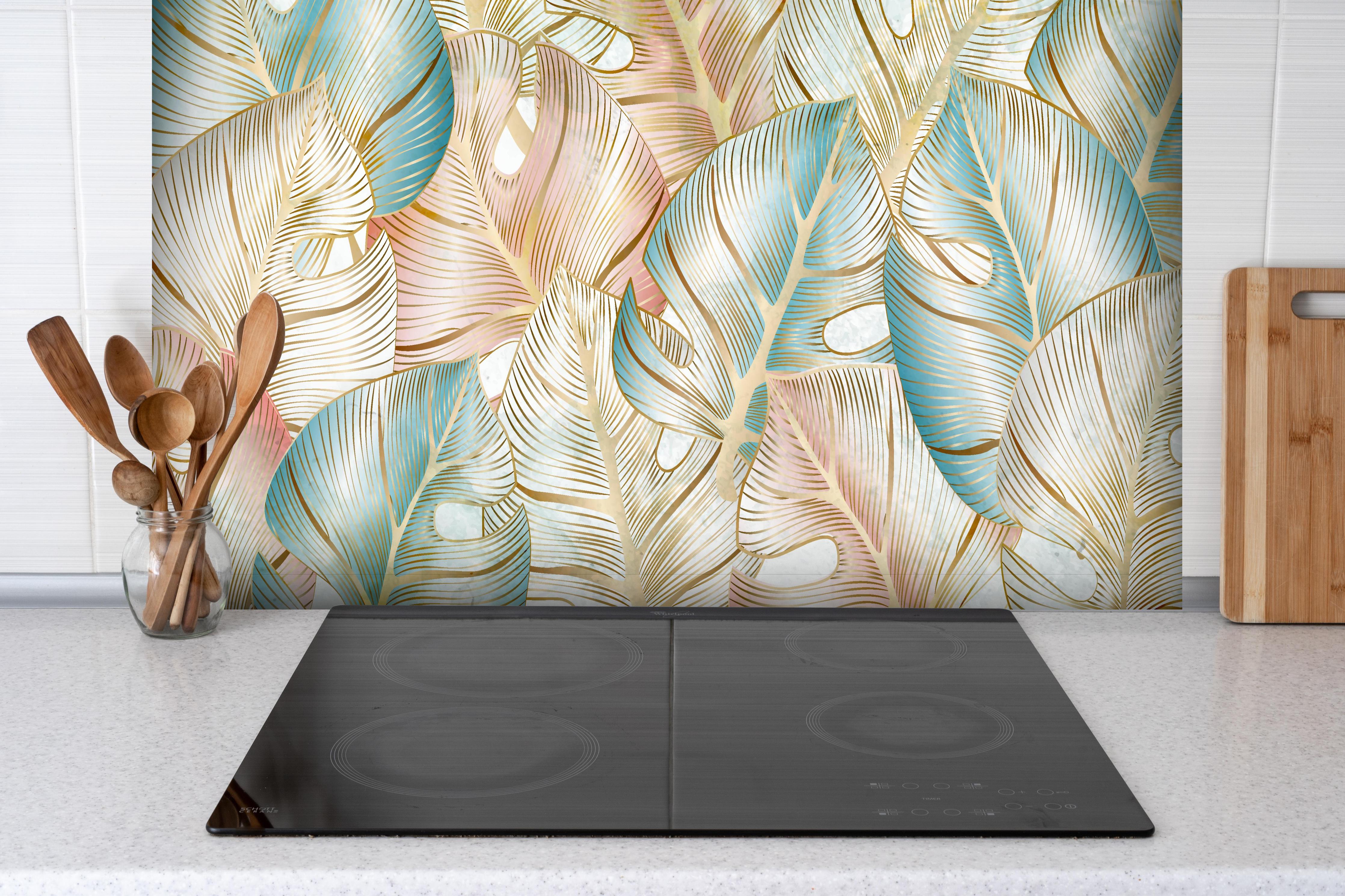 Spritzschutz - Zartes Blattmuster in Pastelltönen Tapetenmotiv hinter einem Cerankochfeld zwischen Holz-Kochutensilien