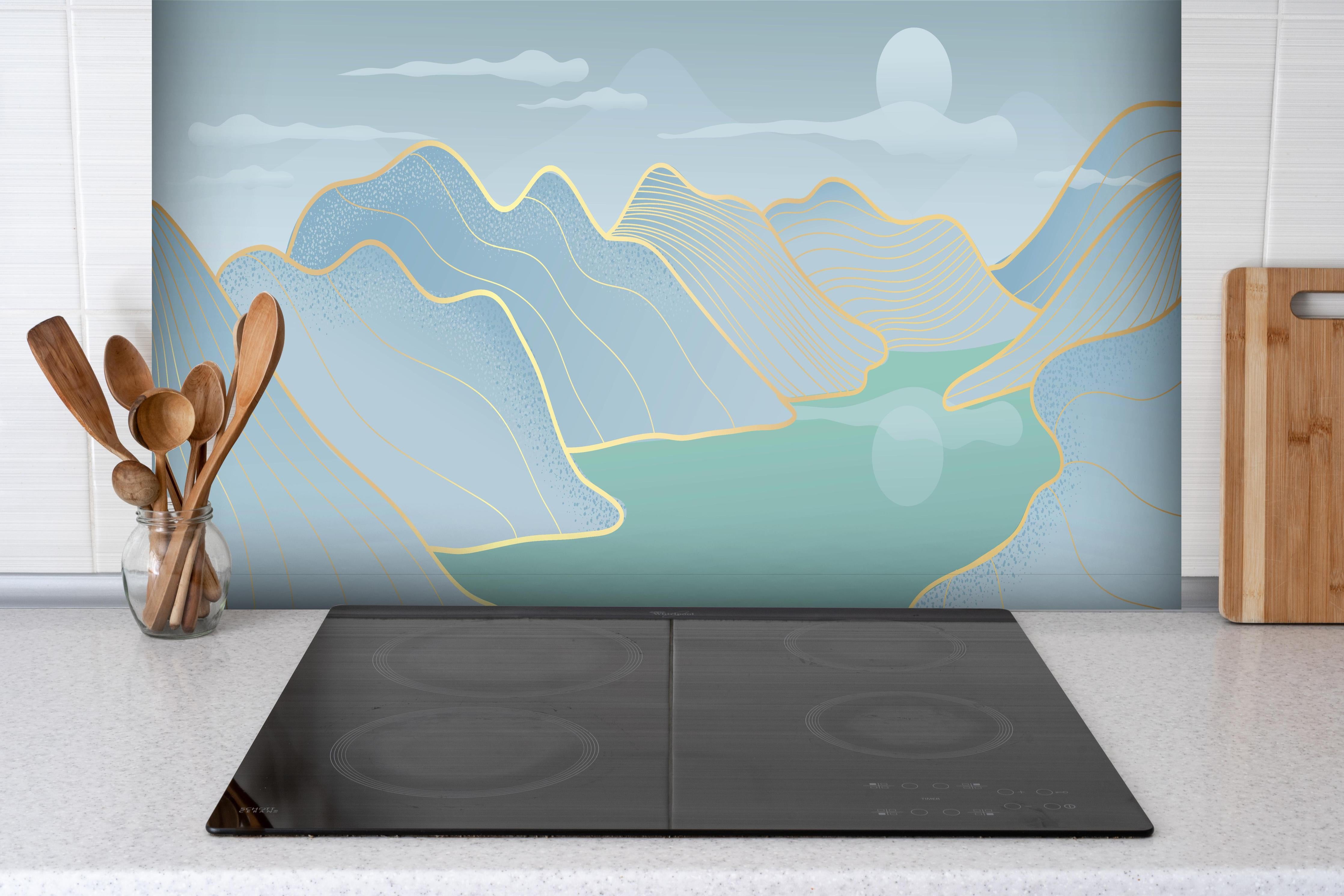 Spritzschutz - Zartes Blaulinien Landschaftspanorama hinter einem Cerankochfeld zwischen Holz-Kochutensilien