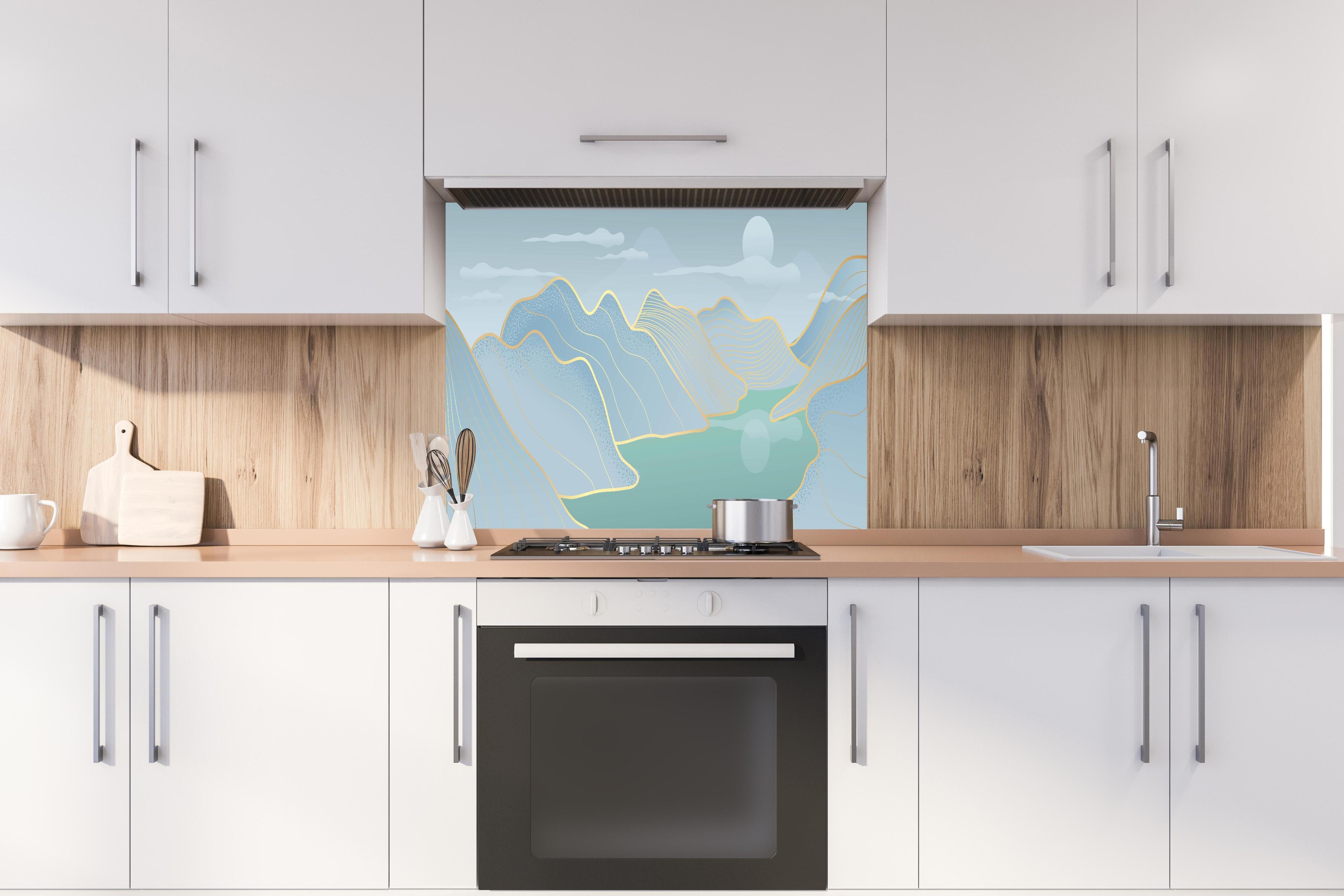 Spritzschutz - Zartes Blaulinien Landschaftspanorama hinter einem Cerankochfeld zwischen Holz-Kochutensilien