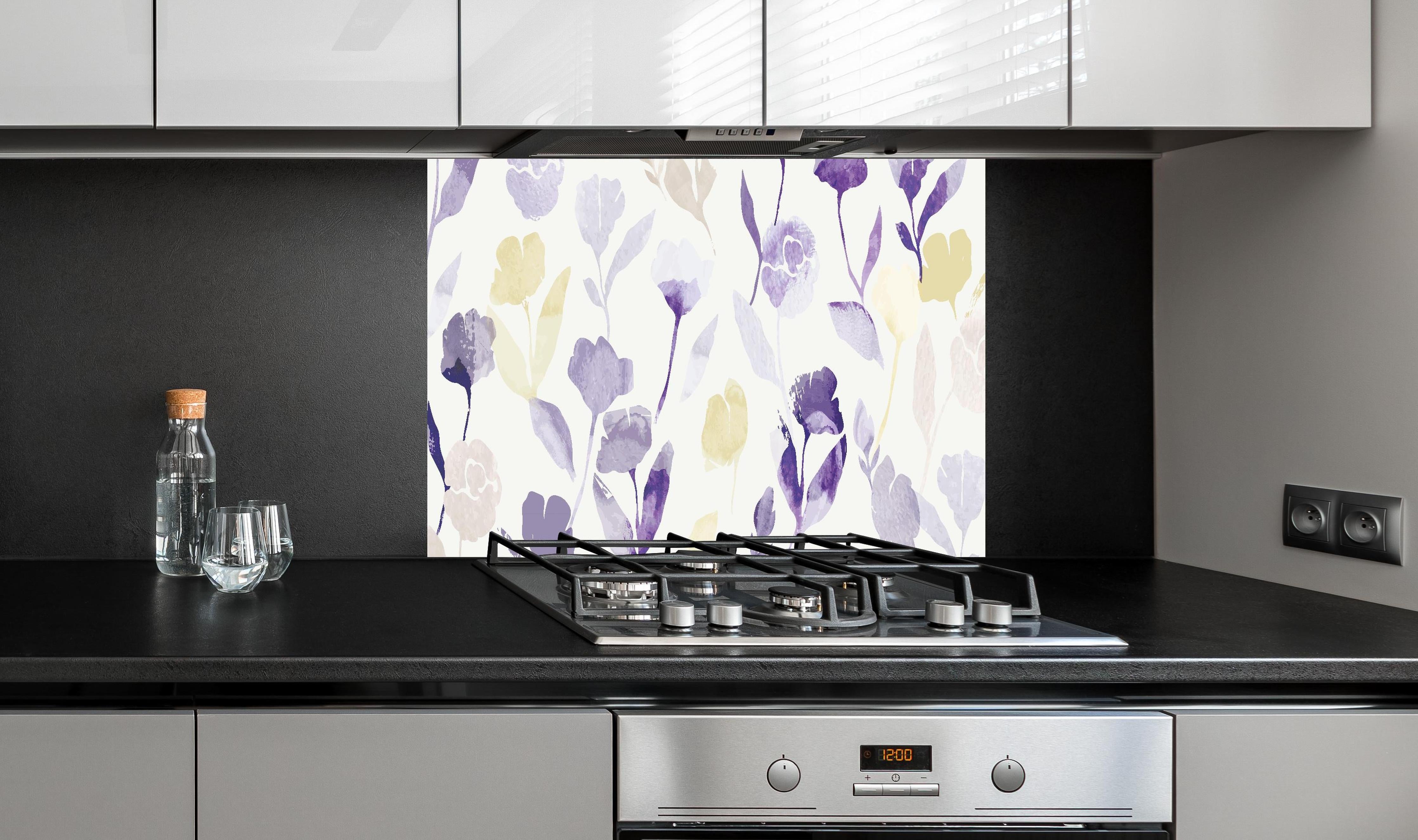 Spritzschutz - Zartes Blumenmuster in Pastelltönen Aquarell hinter einem Cerankochfeld zwischen Holz-Kochutensilien