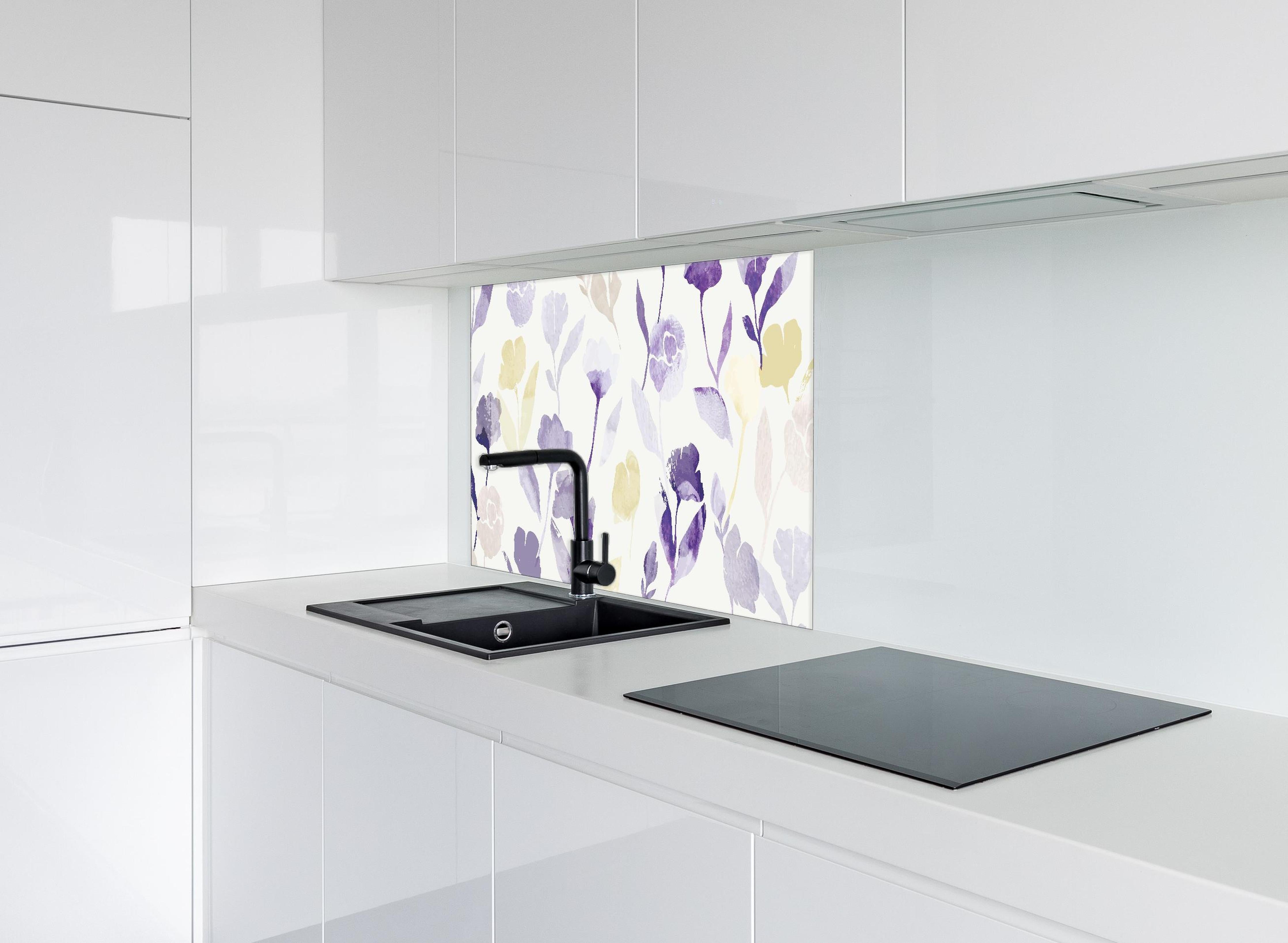 Spritzschutz - Zartes Blumenmuster in Pastelltönen Aquarell hinter einem Cerankochfeld zwischen Holz-Kochutensilien