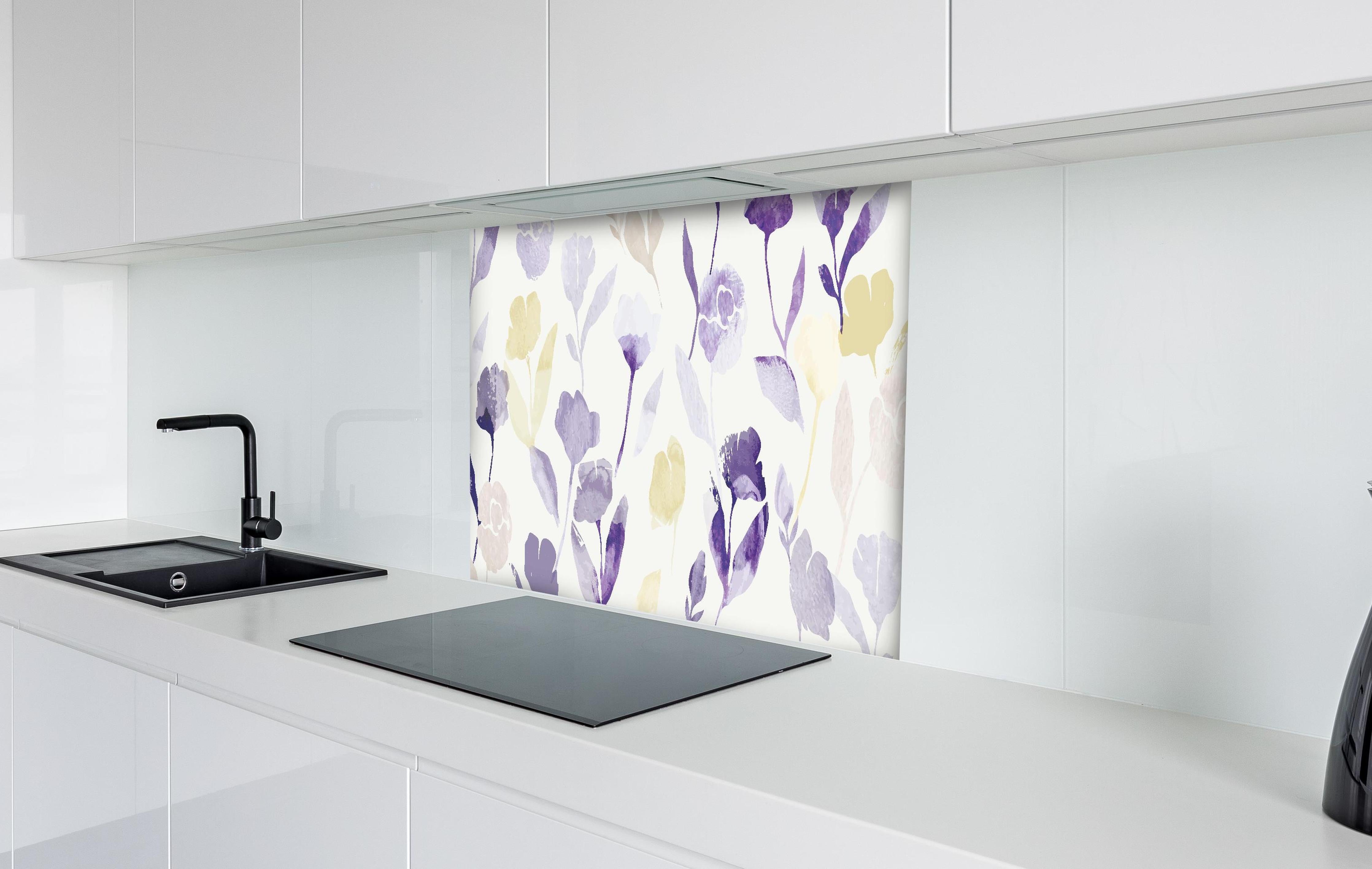 Spritzschutz - Zartes Blumenmuster in Pastelltönen Aquarell hinter einem Cerankochfeld zwischen Holz-Kochutensilien