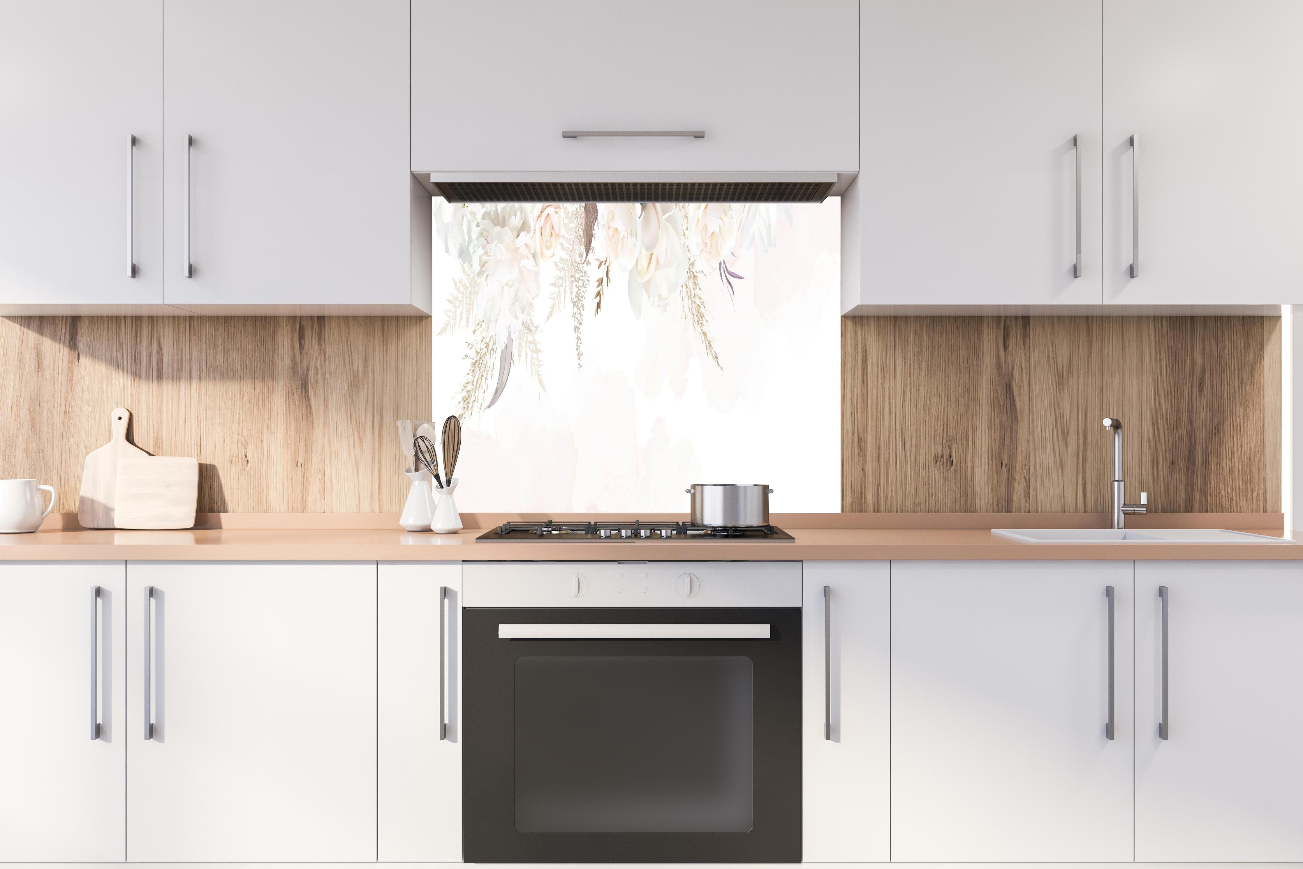 Spritzschutz - Zartes Blumenmuster in Weiß und Pastell hinter einem Cerankochfeld zwischen Holz-Kochutensilien