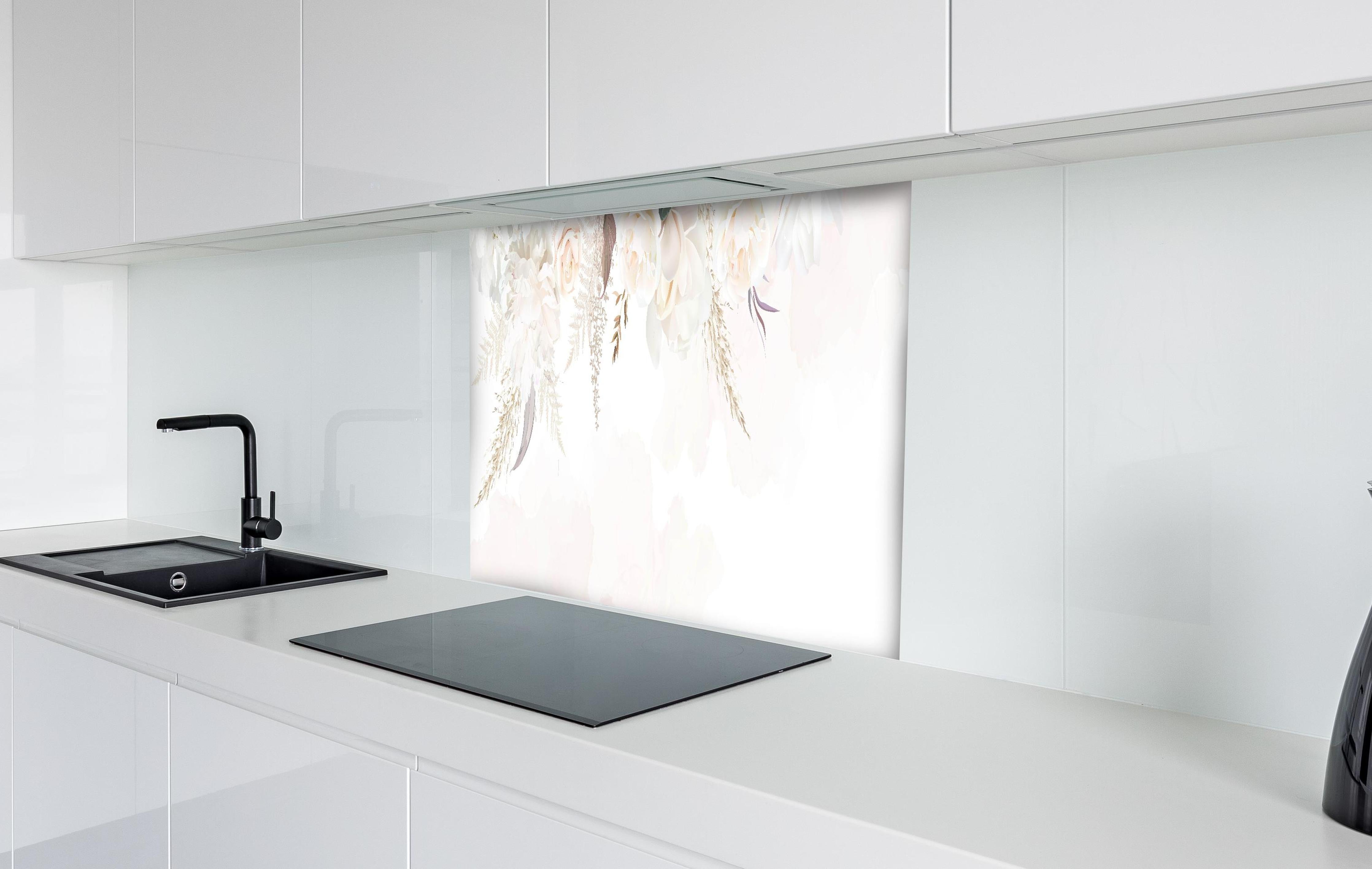 Spritzschutz - Zartes Blumenmuster in Weiß und Pastell hinter einem Cerankochfeld zwischen Holz-Kochutensilien