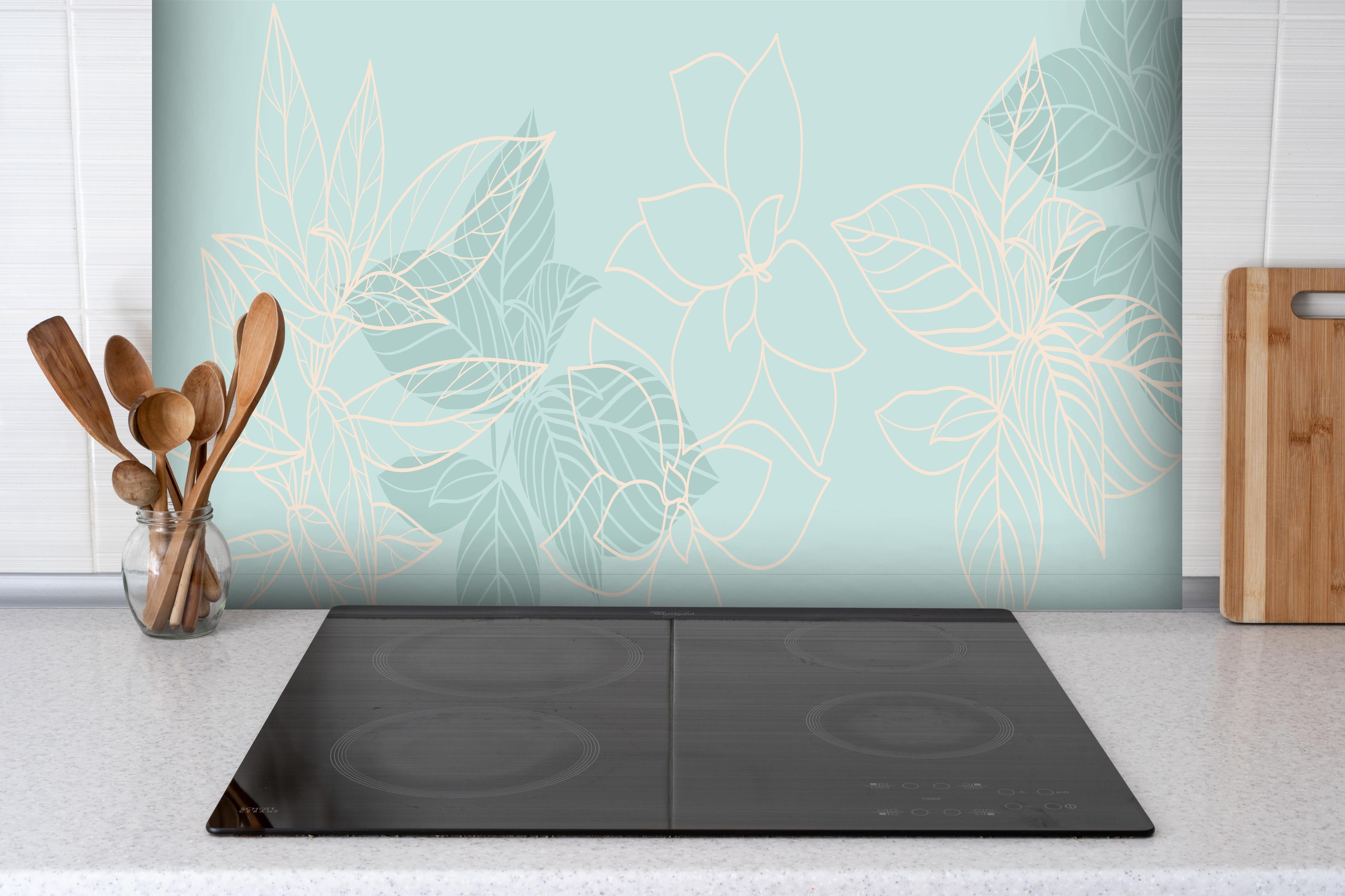 Spritzschutz - Zartes Lineart Blumen Design Pastelltürkis hinter einem Cerankochfeld zwischen Holz-Kochutensilien