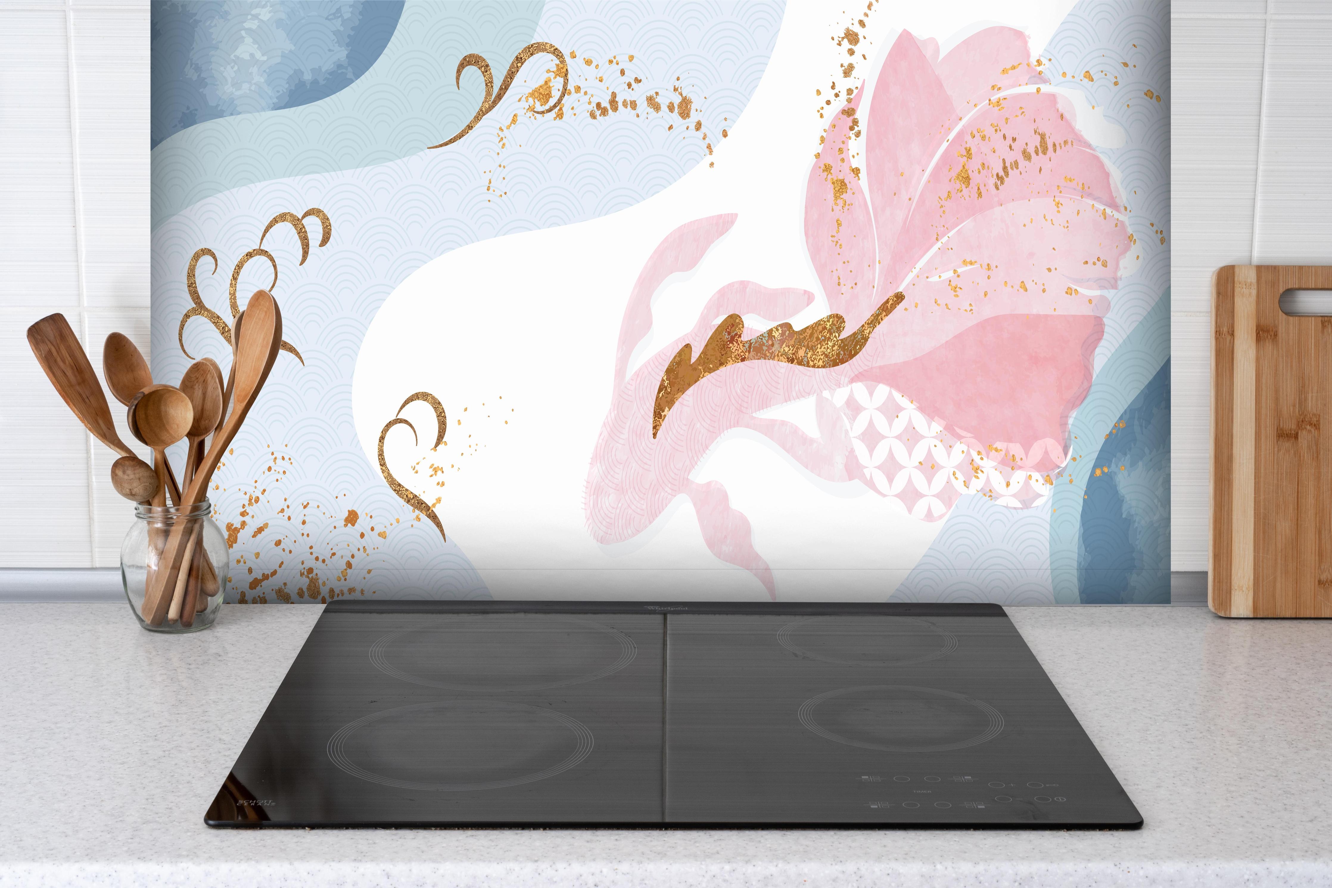 Spritzschutz - Zartes Pastell-Floral mit goldenen Details hinter einem Cerankochfeld zwischen Holz-Kochutensilien