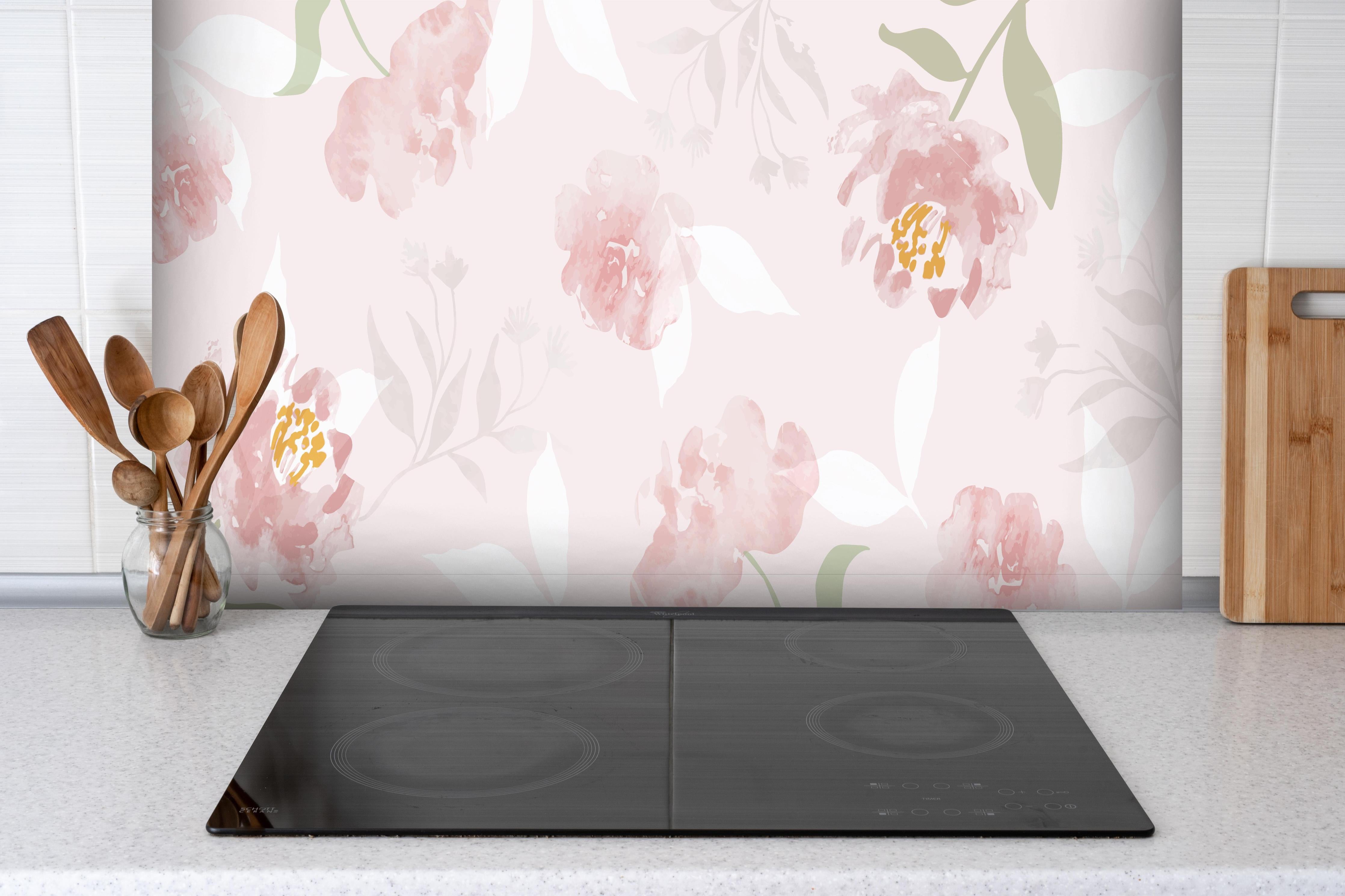 Spritzschutz - Zartes Rosa-Beige Blüten Aquarellmuster hinter einem Cerankochfeld zwischen Holz-Kochutensilien